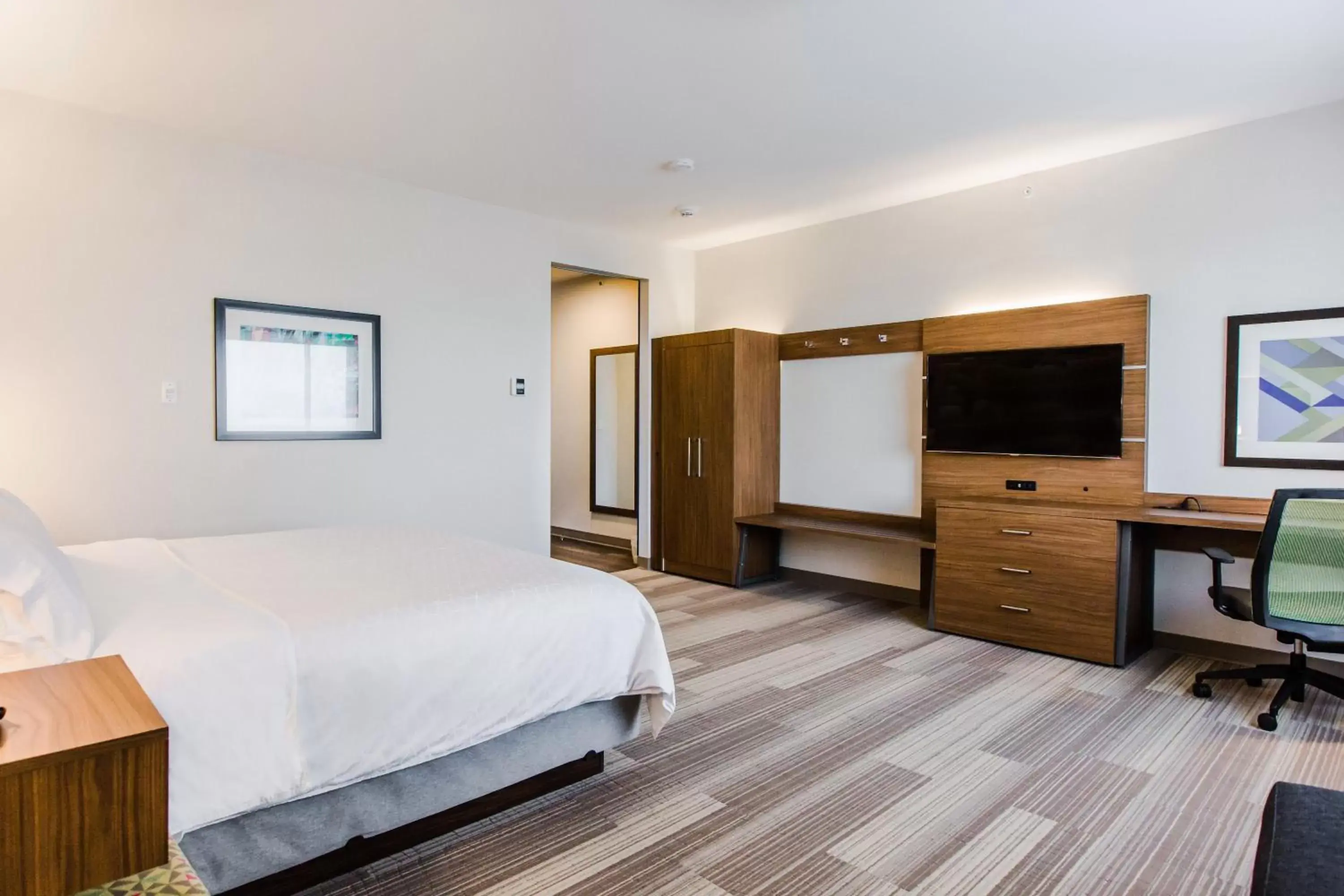 Photo of the whole room, Bed in Holiday Inn Express & Suites - West Edmonton-Mall Area, an IHG Hotel