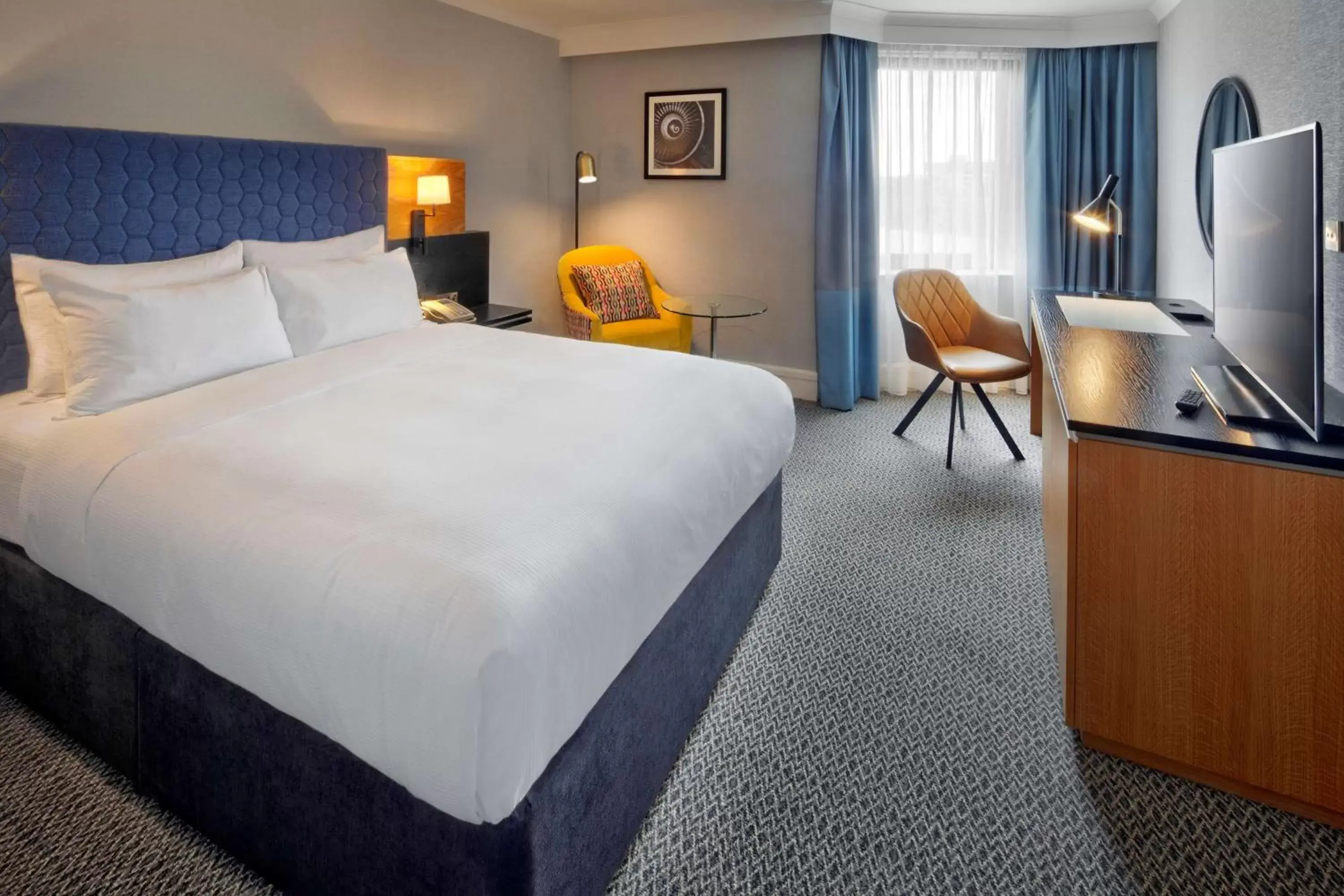 Bedroom, Bed in DoubleTree by Hilton Manchester Airport