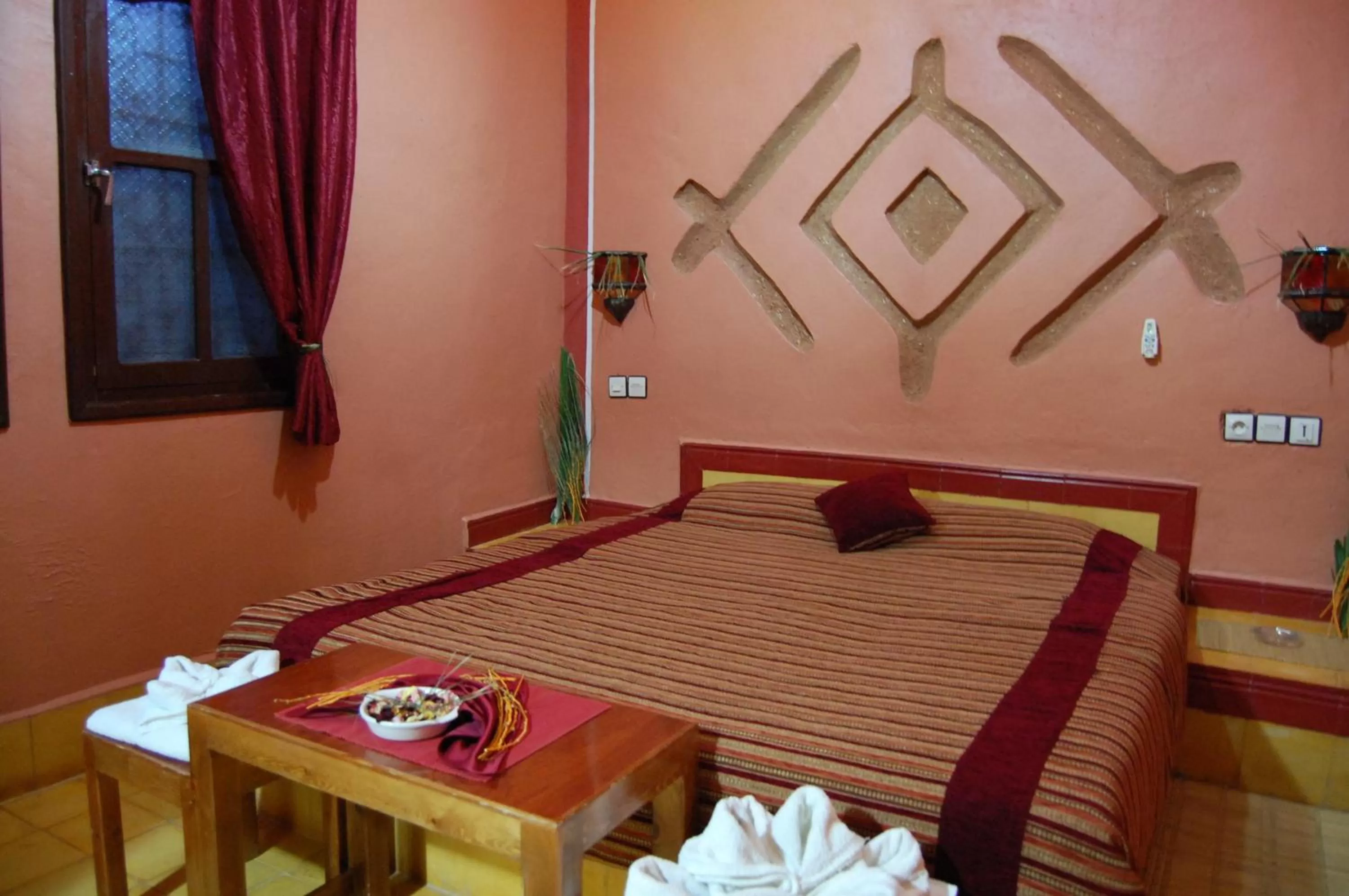 Photo of the whole room, Bed in Auberge Tinit