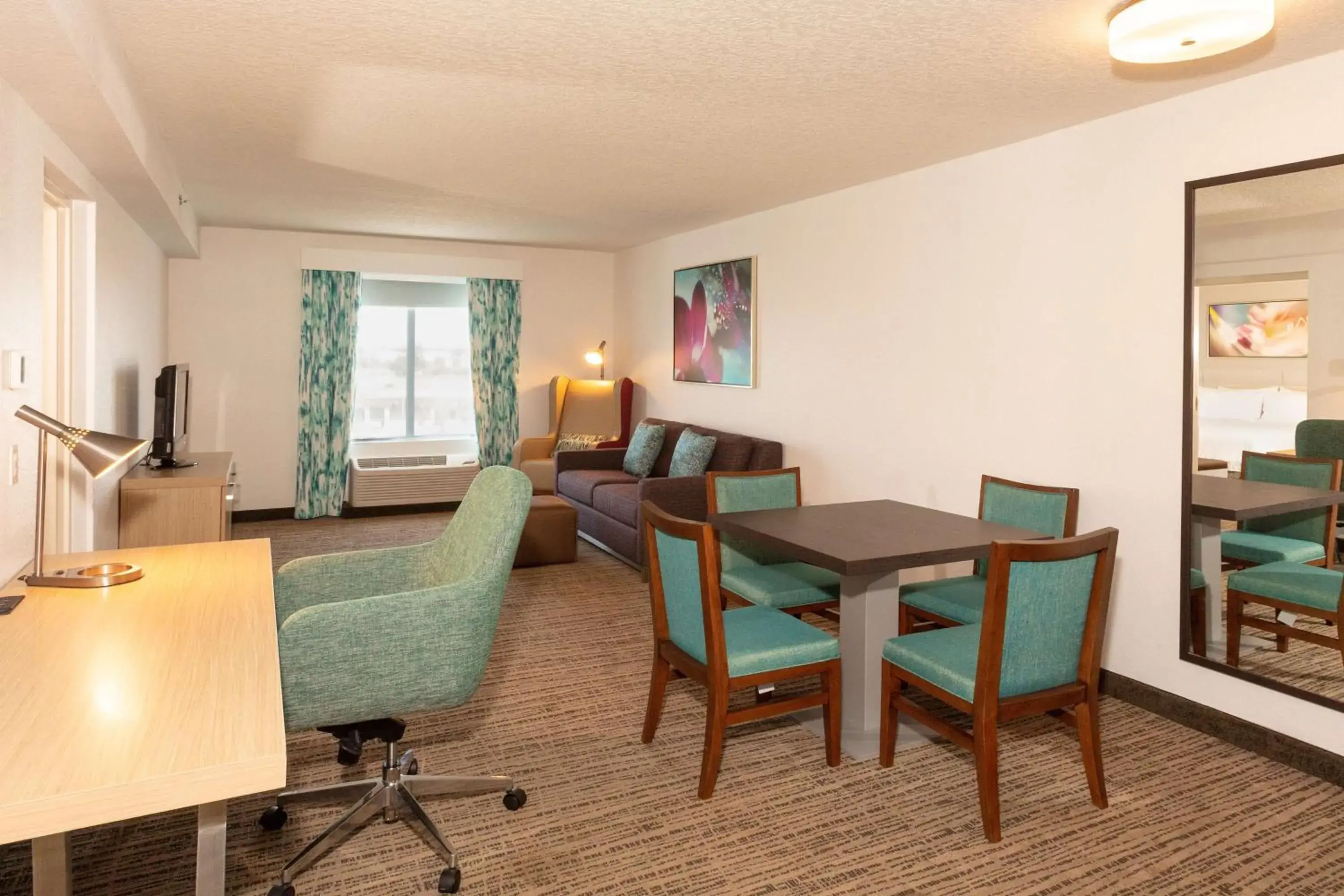 Bedroom, Dining Area in Hilton Garden Inn Daytona Beach Airport
