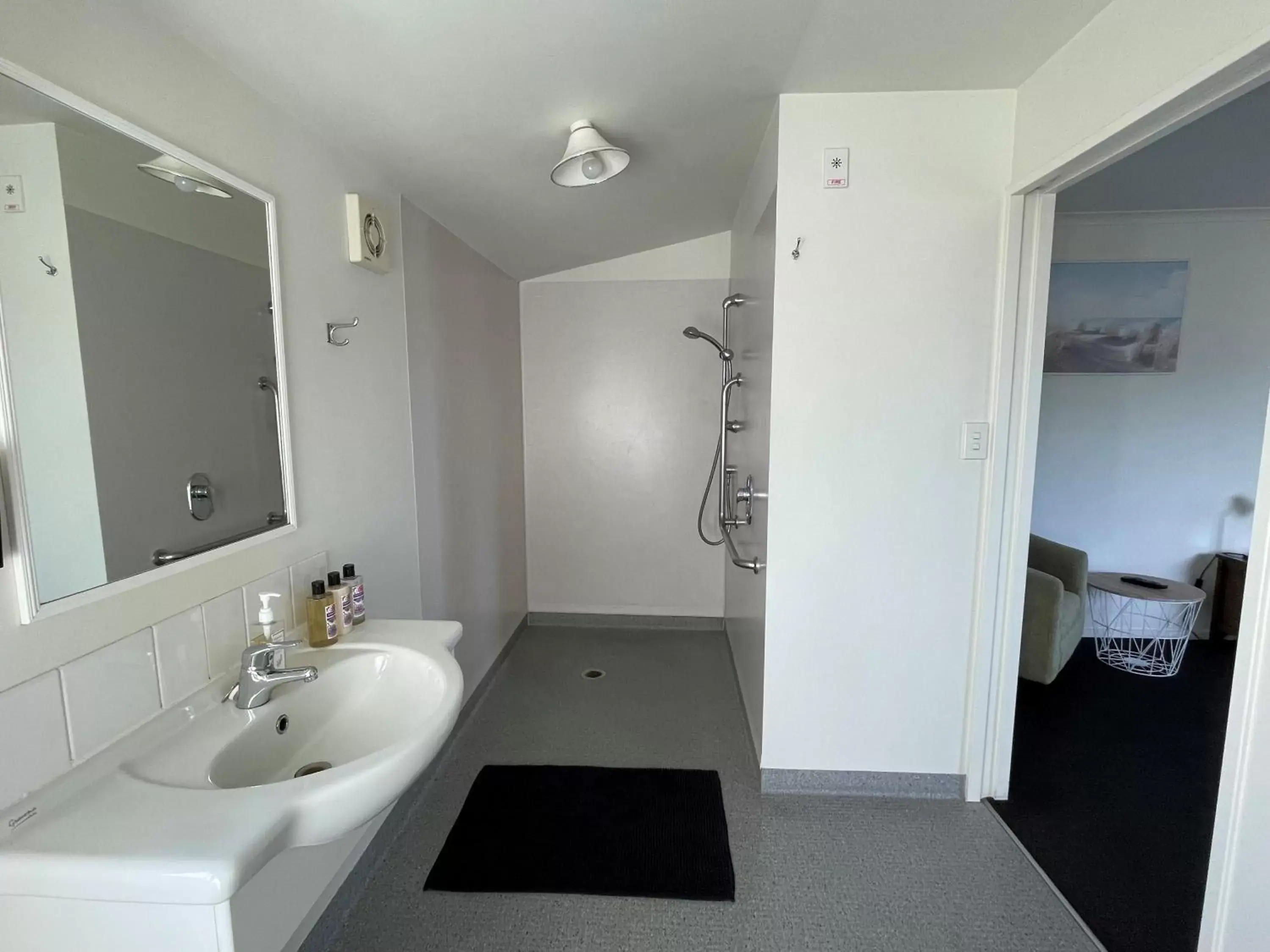 acessibility, Bathroom in Colonial Motel
