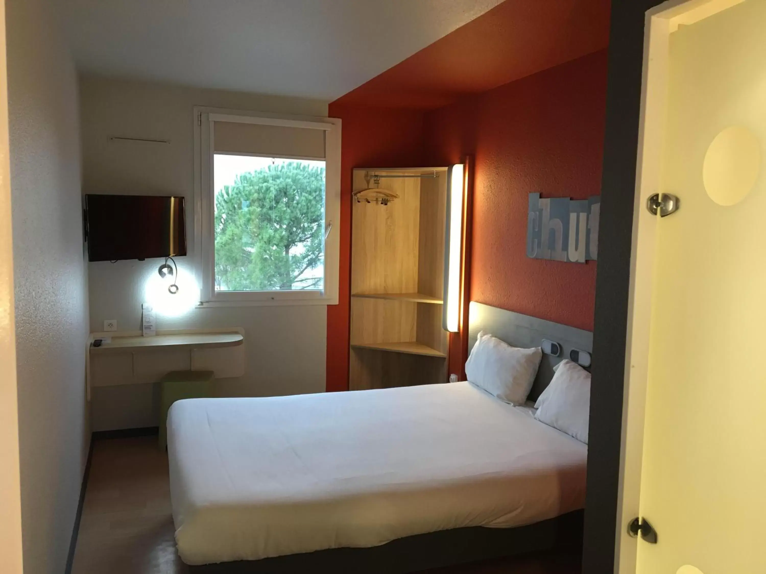 Shower, Bed in ibis budget Narbonne Est