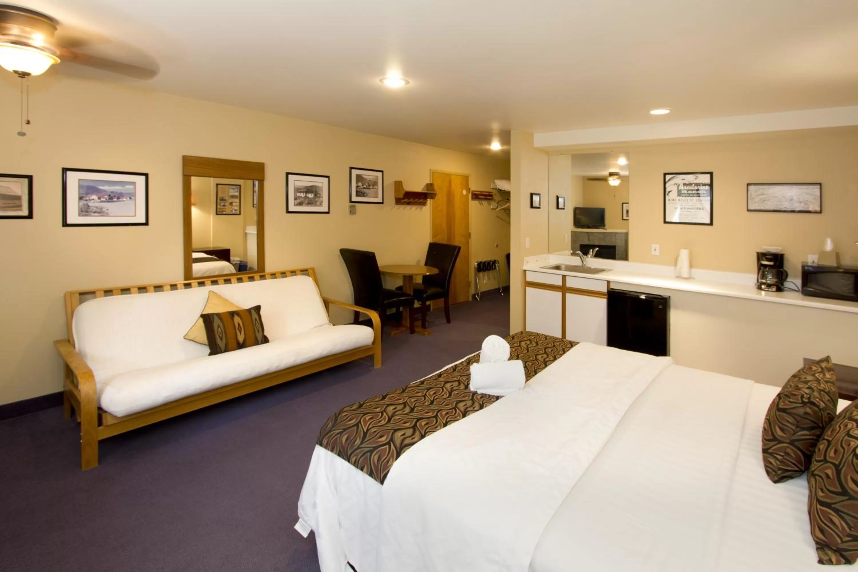 Deluxe King Room in Holiday Haus