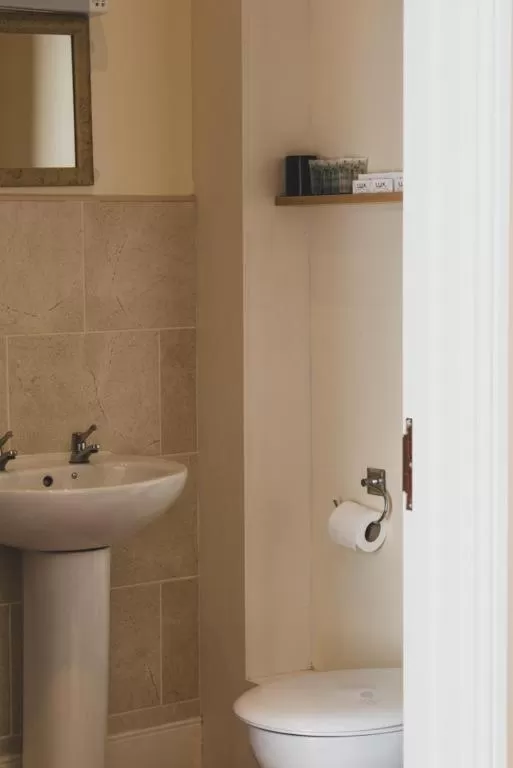 Bathroom in Masons Arms Amble