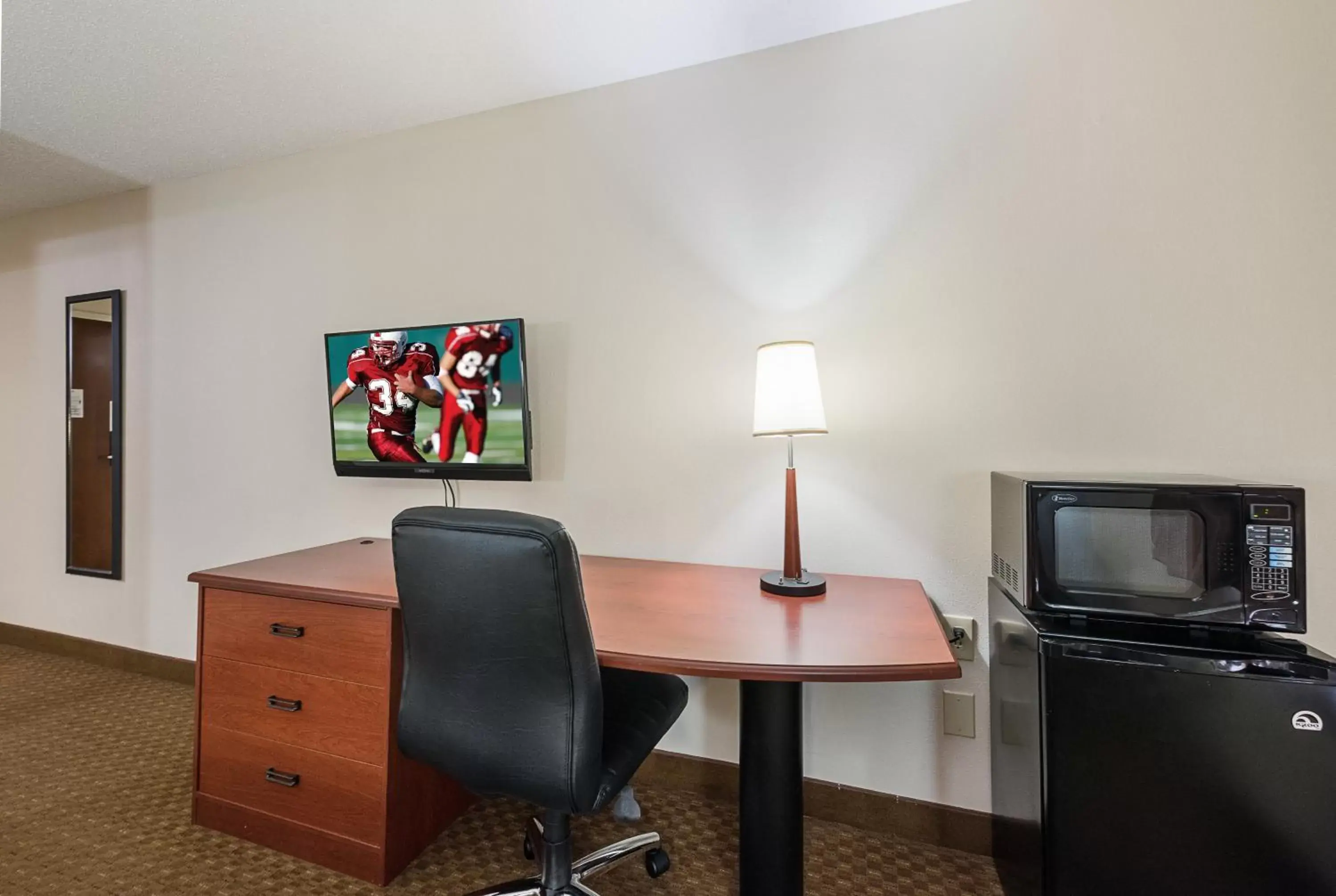 Bedroom, TV/Entertainment Center in Red Roof Inn Etowah – Athens, TN