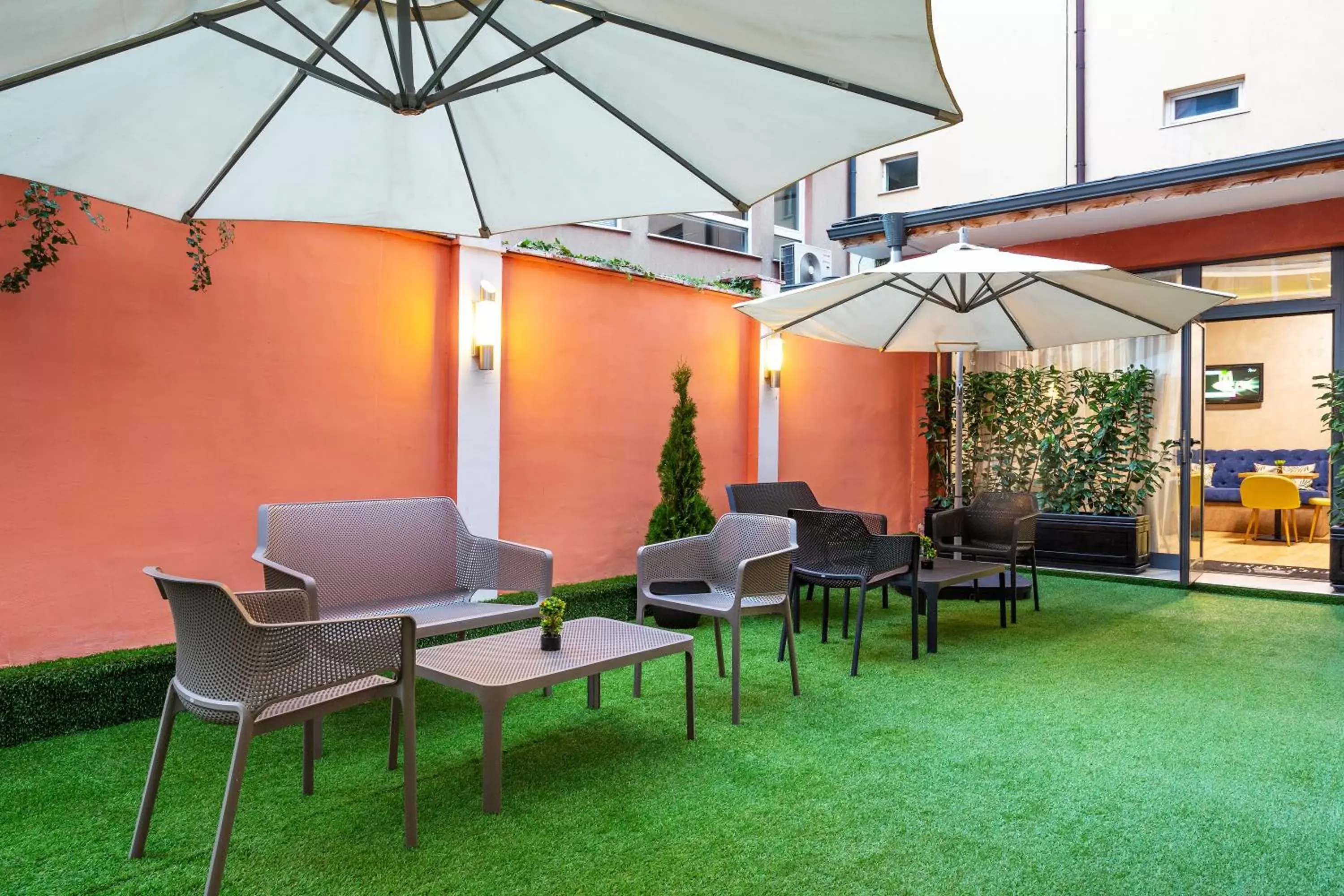 Patio in City Avenue Hotel by HMG