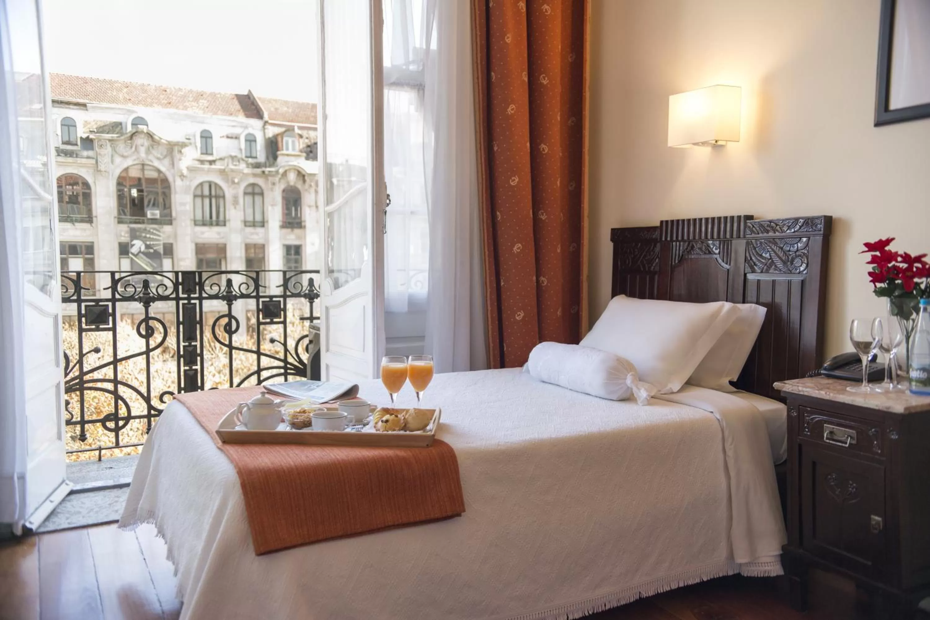 View (from property/room), Bed in Hotel Aliados