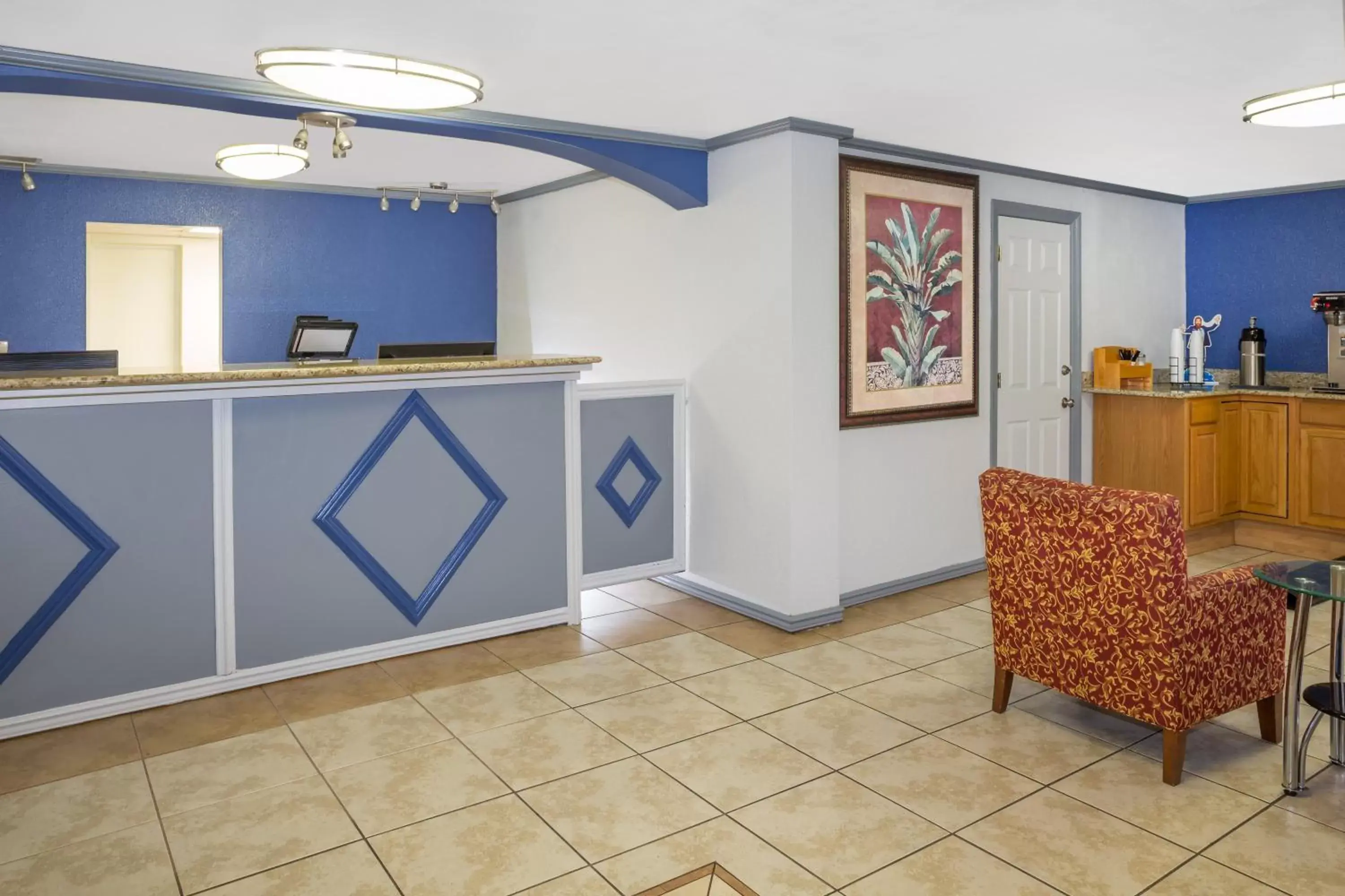 Coffee/tea facilities, Lobby/Reception in Travelodge by Wyndham Fort Myers North