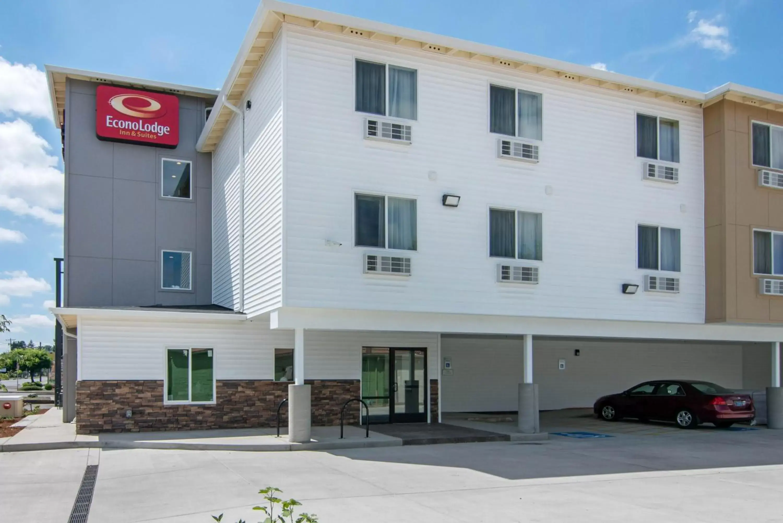 Property Building in Econo Lodge Inn & Suites