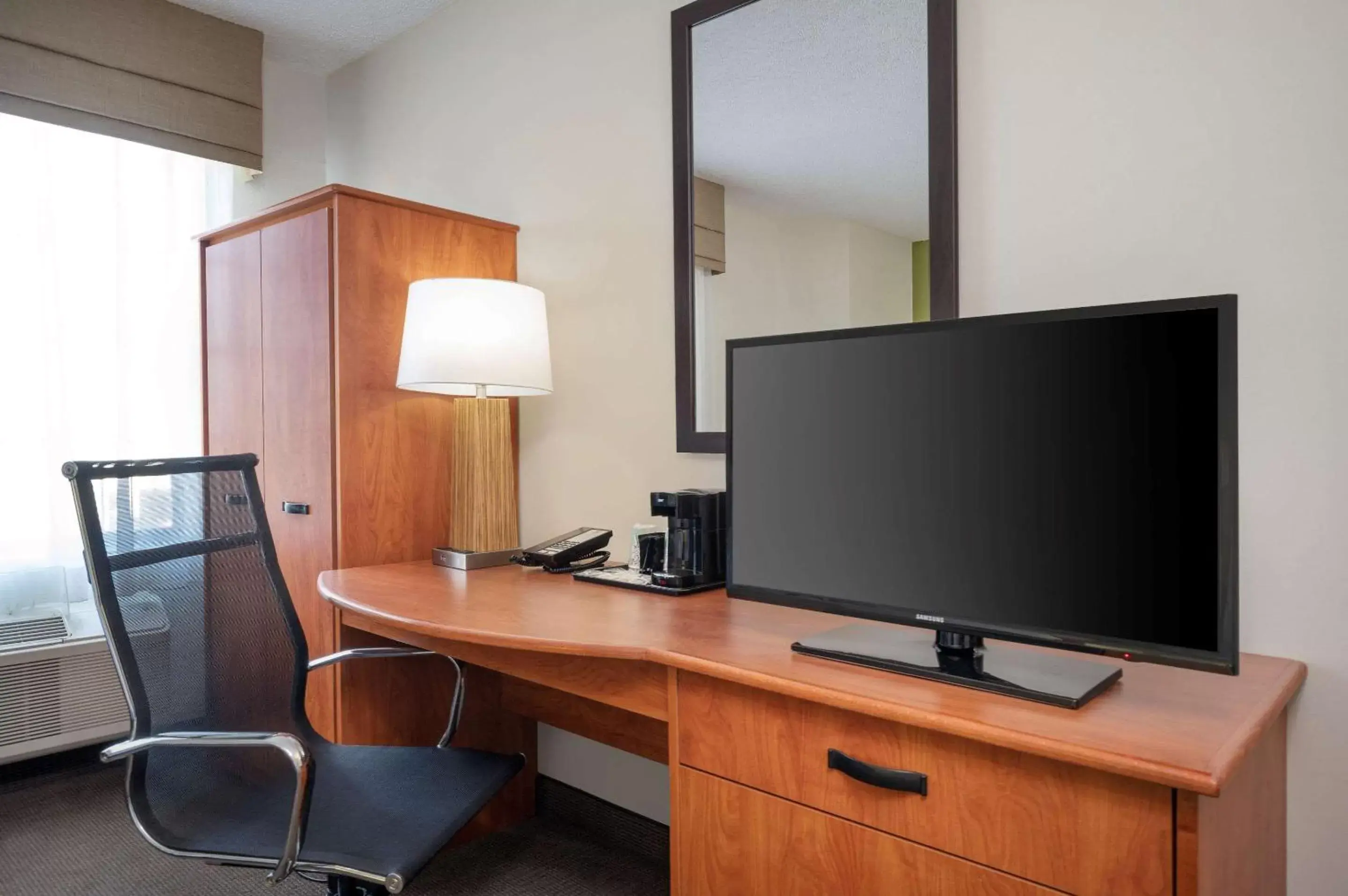 Photo of the whole room, TV/Entertainment Center in Sleep Inn Midway Airport Bedford Park