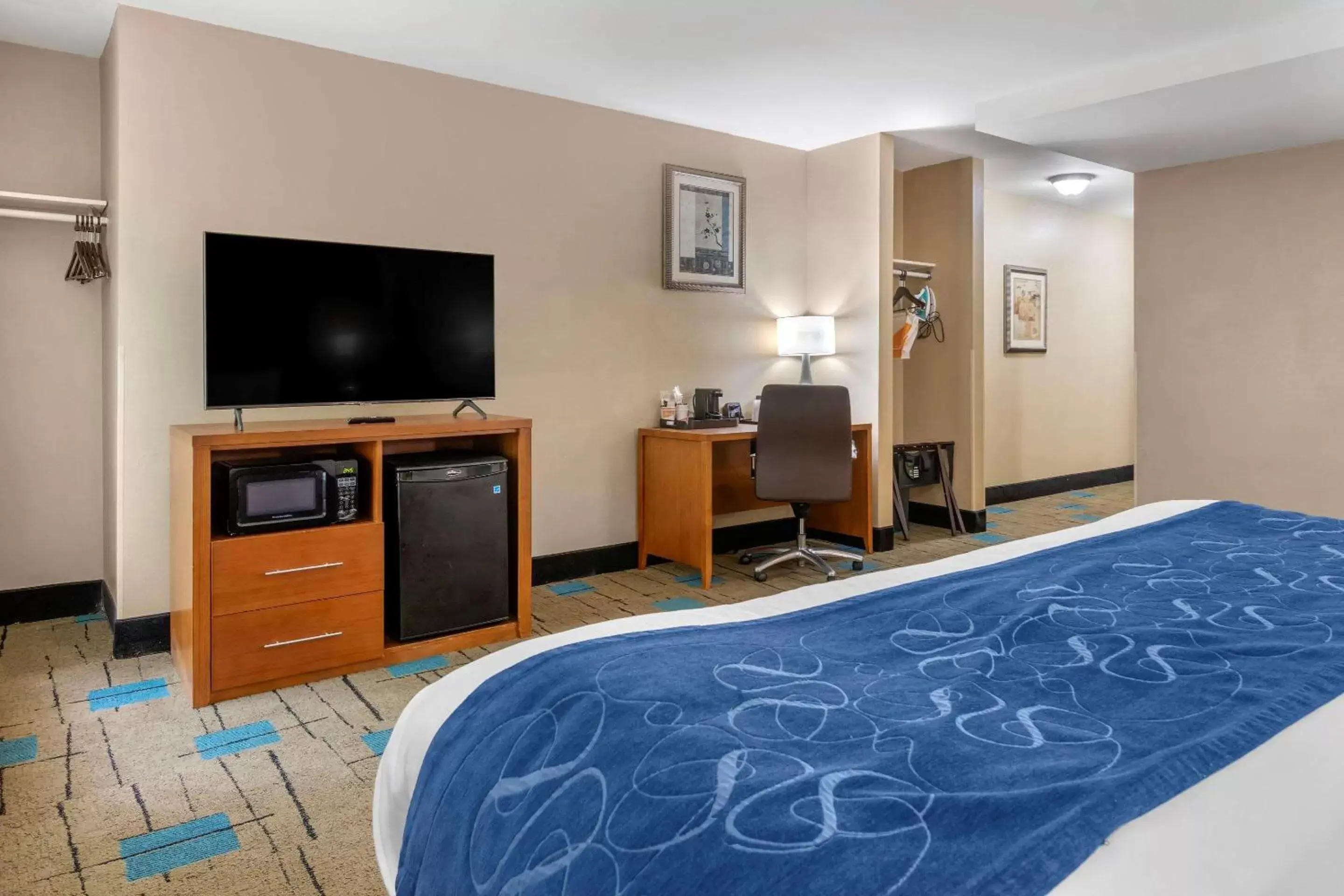 Photo of the whole room, TV/Entertainment Center in Comfort Suites near MCAS Beaufort