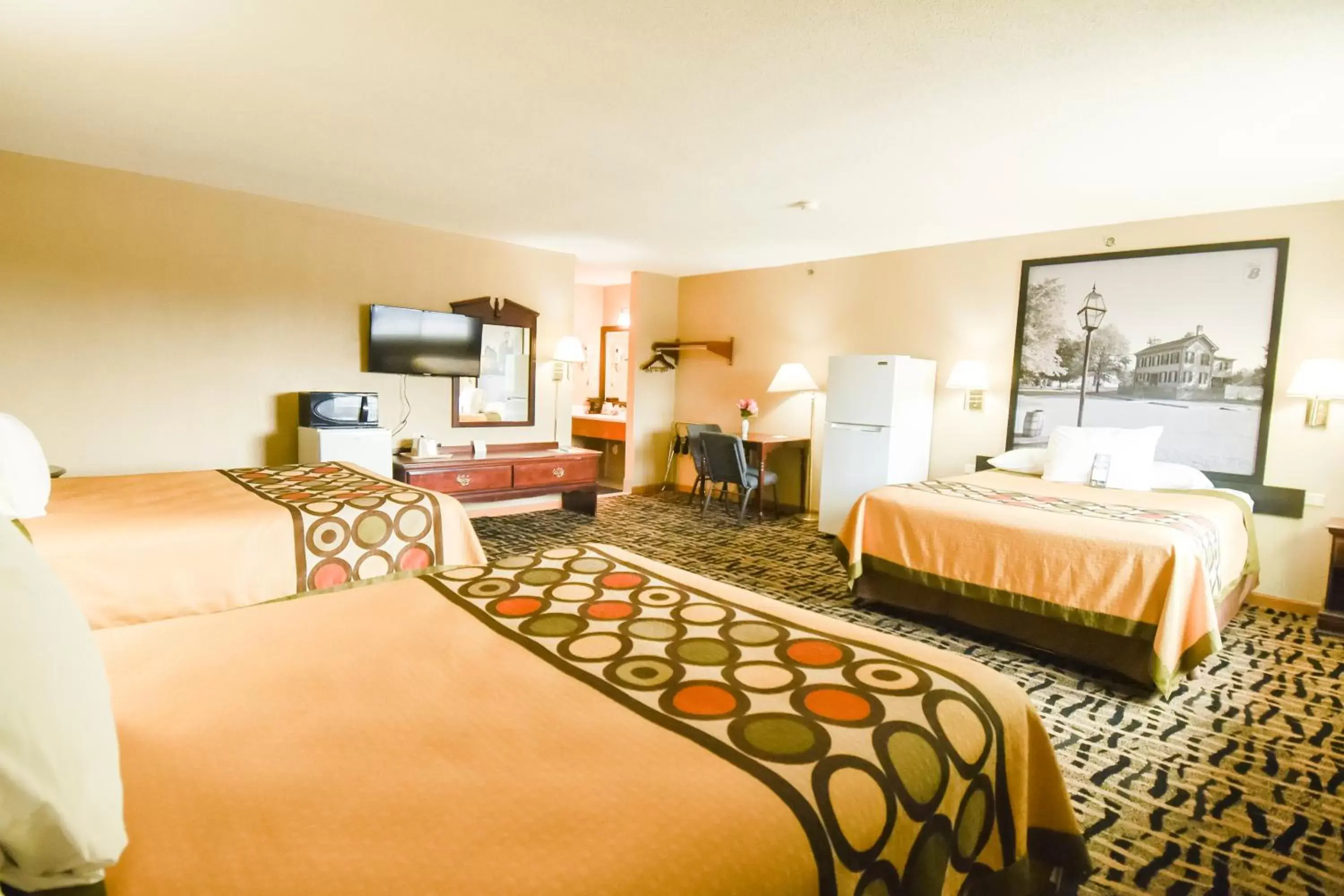 Photo of the whole room, Bed in Super 8 by Wyndham McLean/Bloomington SW