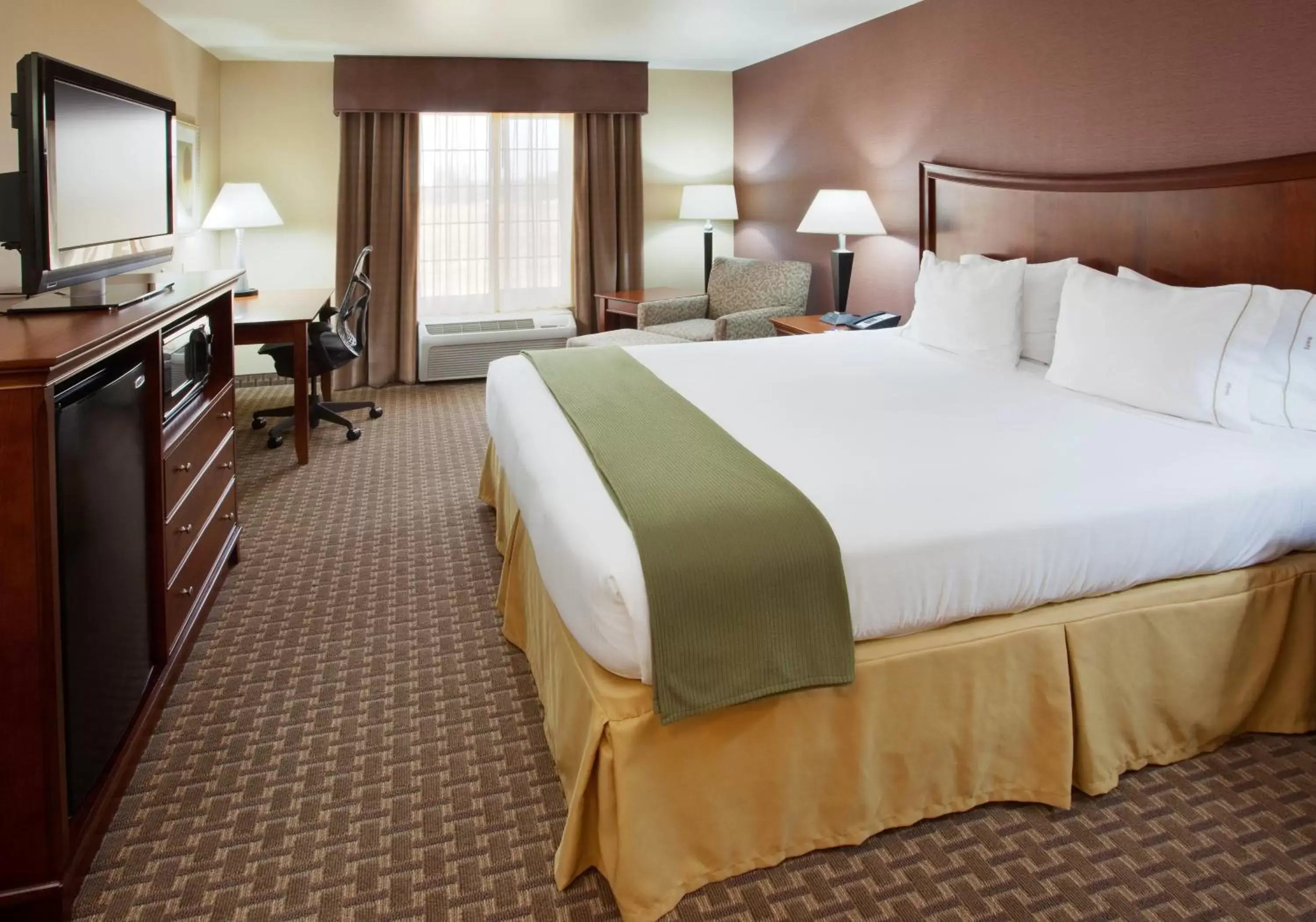 Photo of the whole room, Bed in Holiday Inn Express Hotel & Suites Willows, an IHG Hotel
