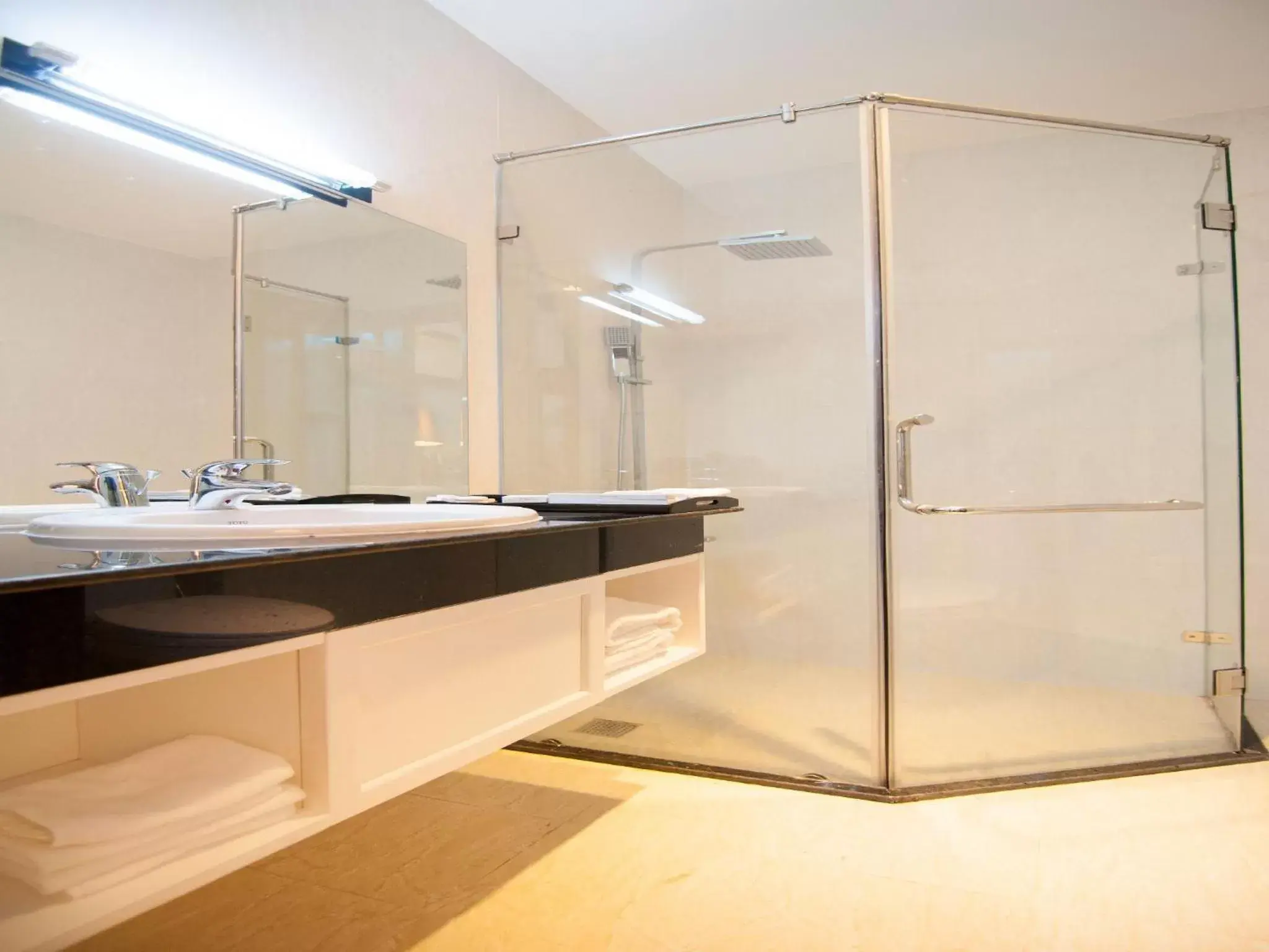 Shower, Bathroom in Saigonciti Hotel A