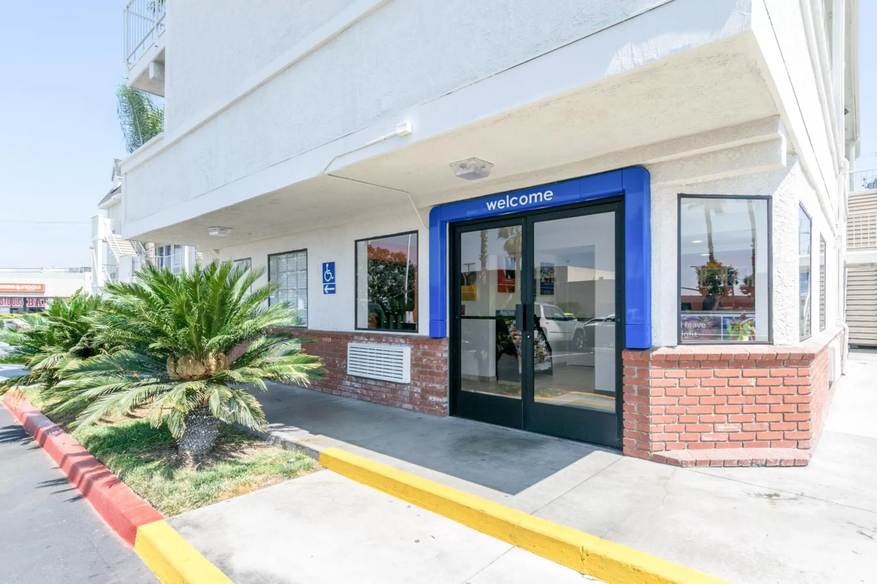 Facade/entrance in Motel 6-Anaheim, CA - Fullerton East