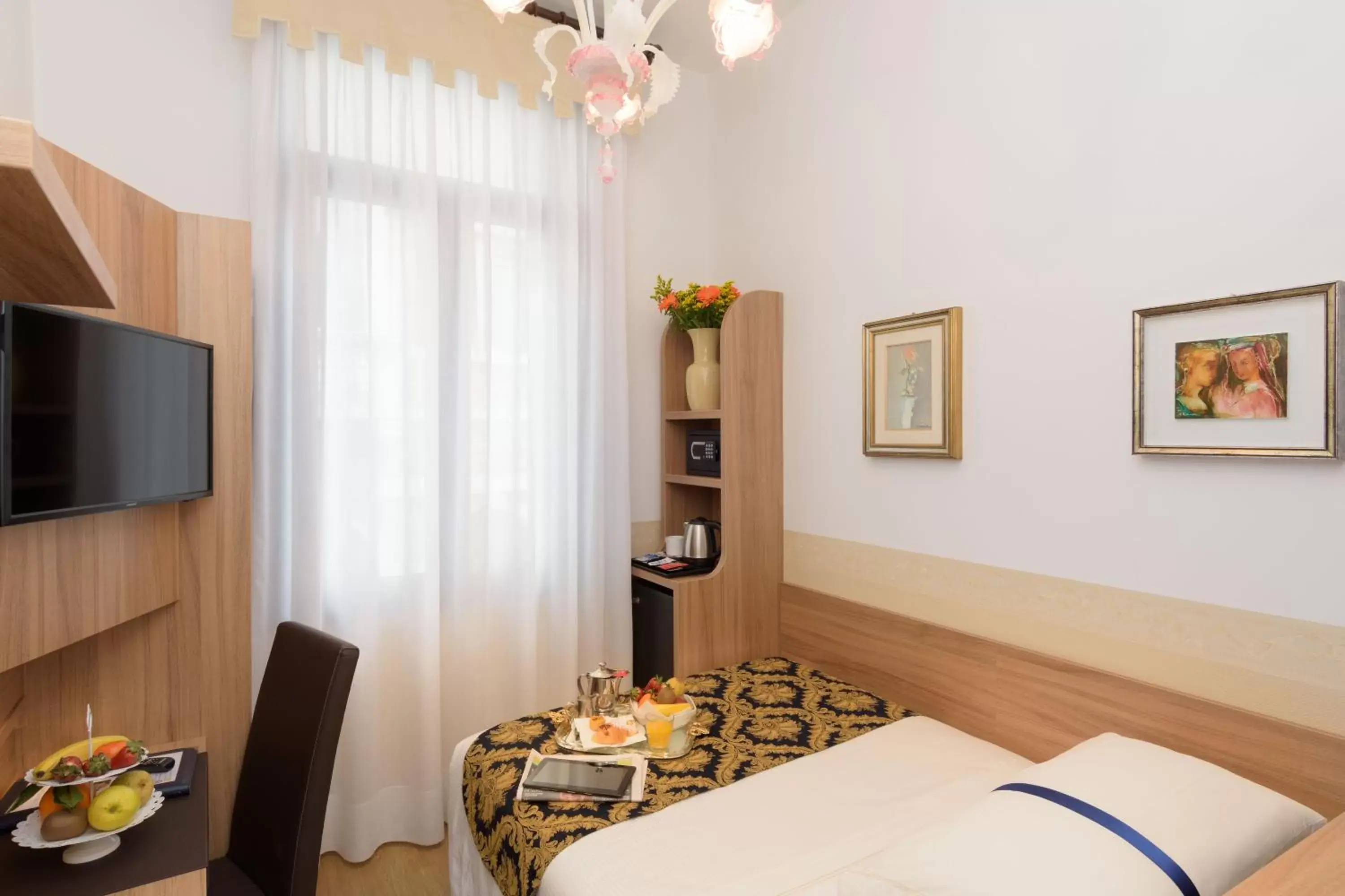 Photo of the whole room, TV/Entertainment Center in UNAHOTELS Ala Venezia-Adults 16