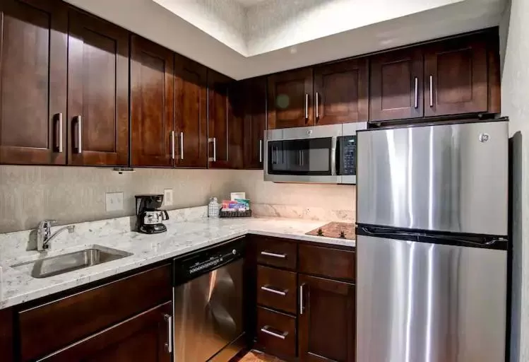 Kitchen/Kitchenette in Poplar Inn and Suites