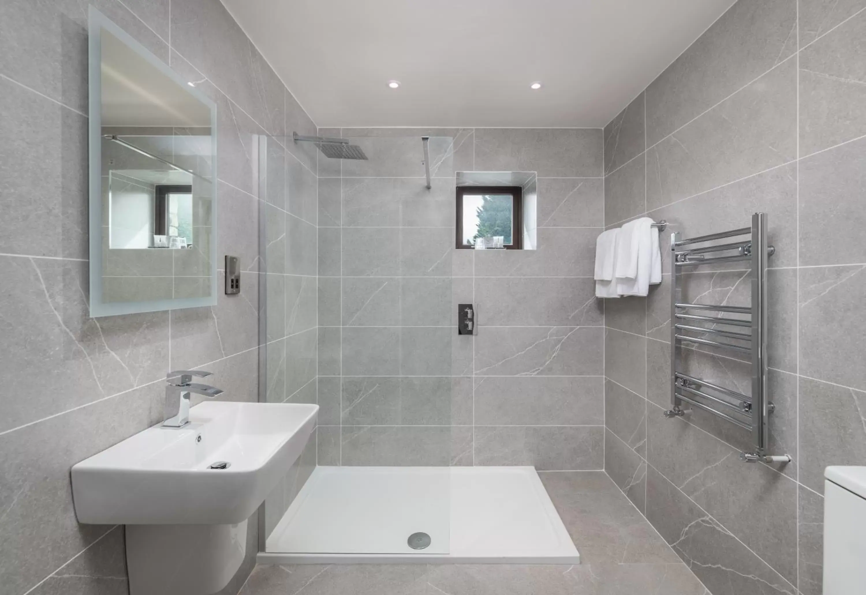 Bathroom in Killarney Heights Hotel