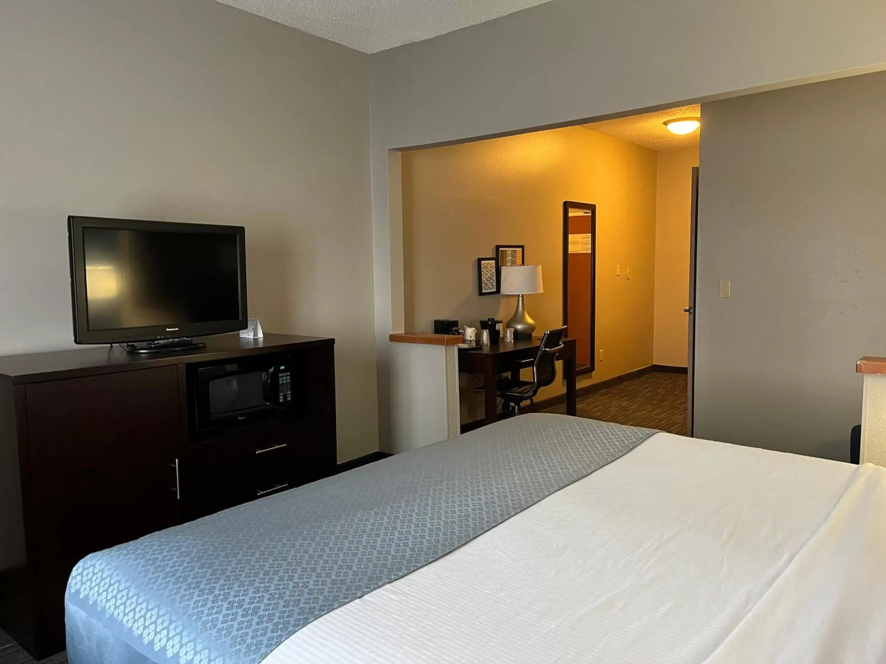 King Room with Bath Tub - Mobility Accessible/Non-Smoking in Wingate by Wyndham Great Falls King Room with Bath Tub - Mobility Accessible/Non-Smoking in Wingate by Wyndham Great Falls