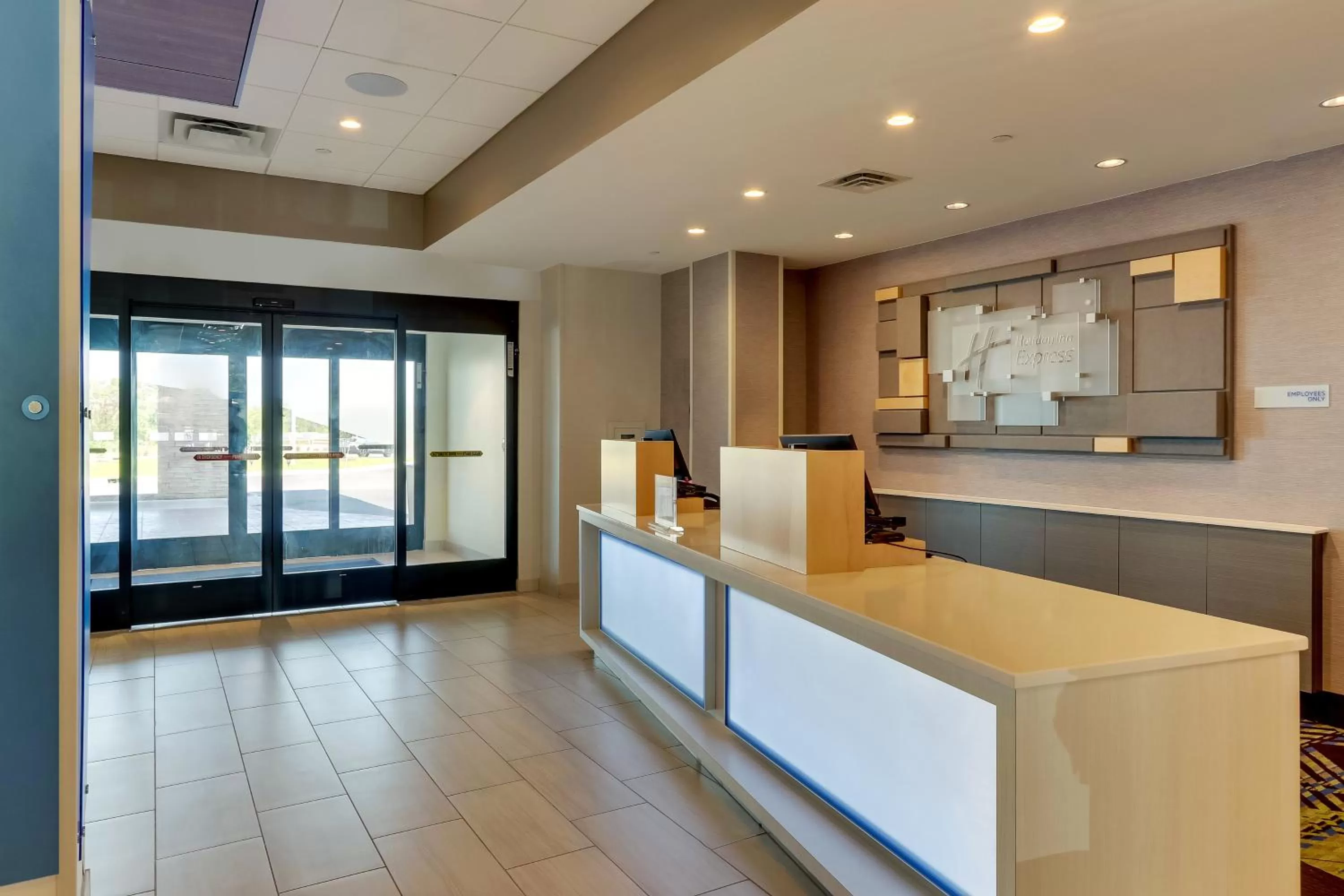 Lobby or reception in Holiday Inn Express - Wilmington - Porters Neck by IHG