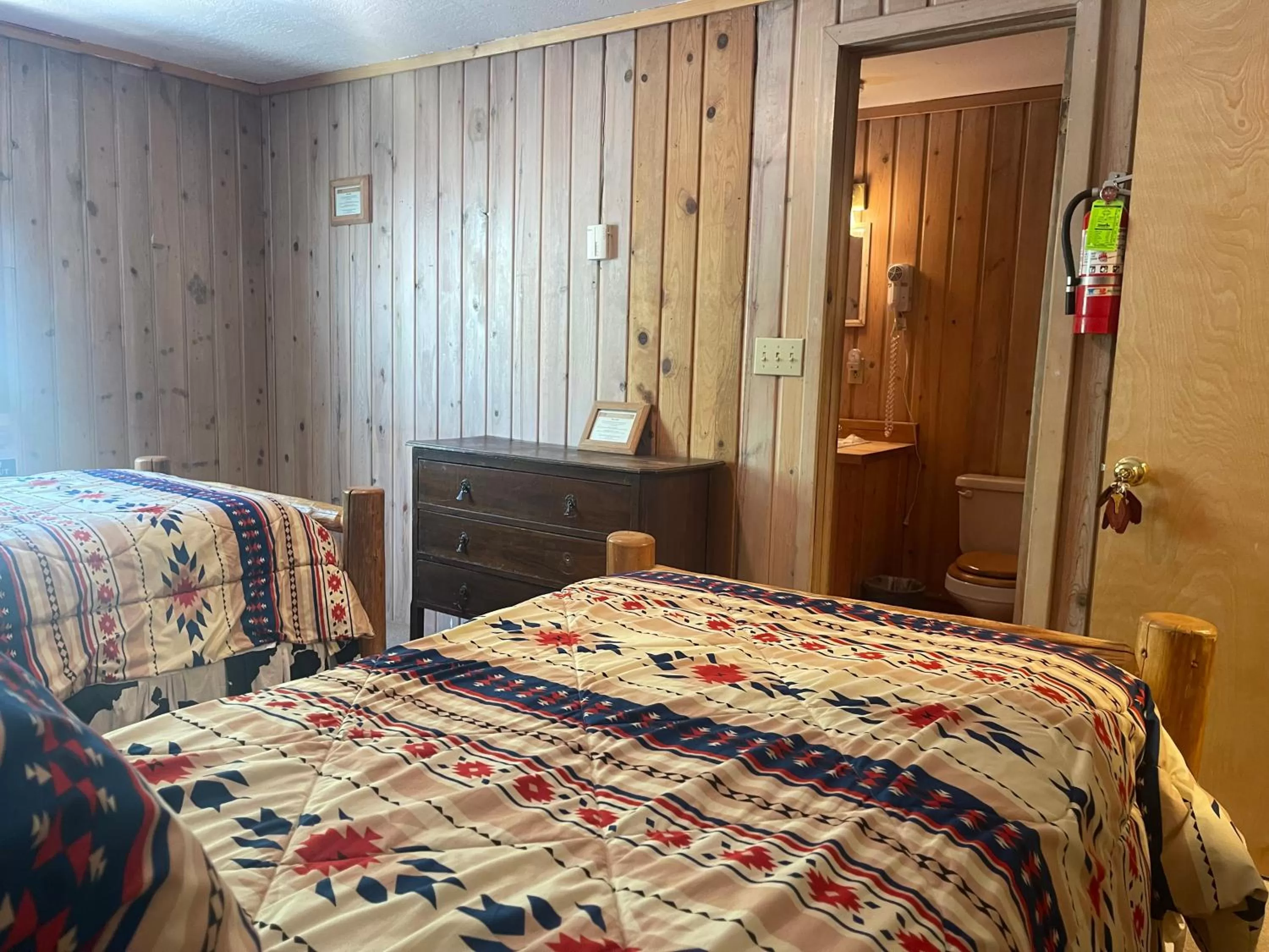 Bed in Silver Fork Lodge & Restaurant