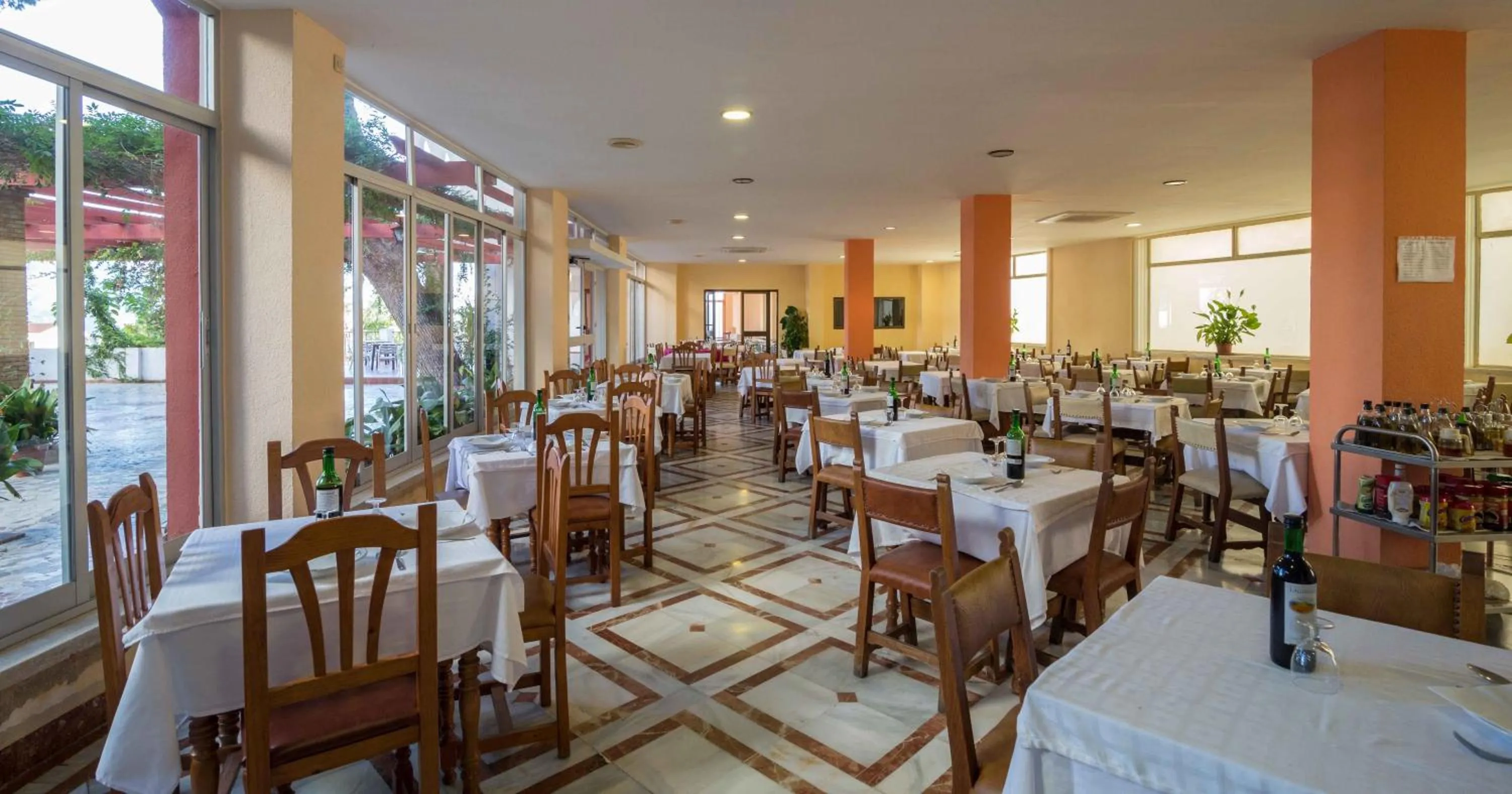 Restaurant/places to eat in Hotel Andalucia