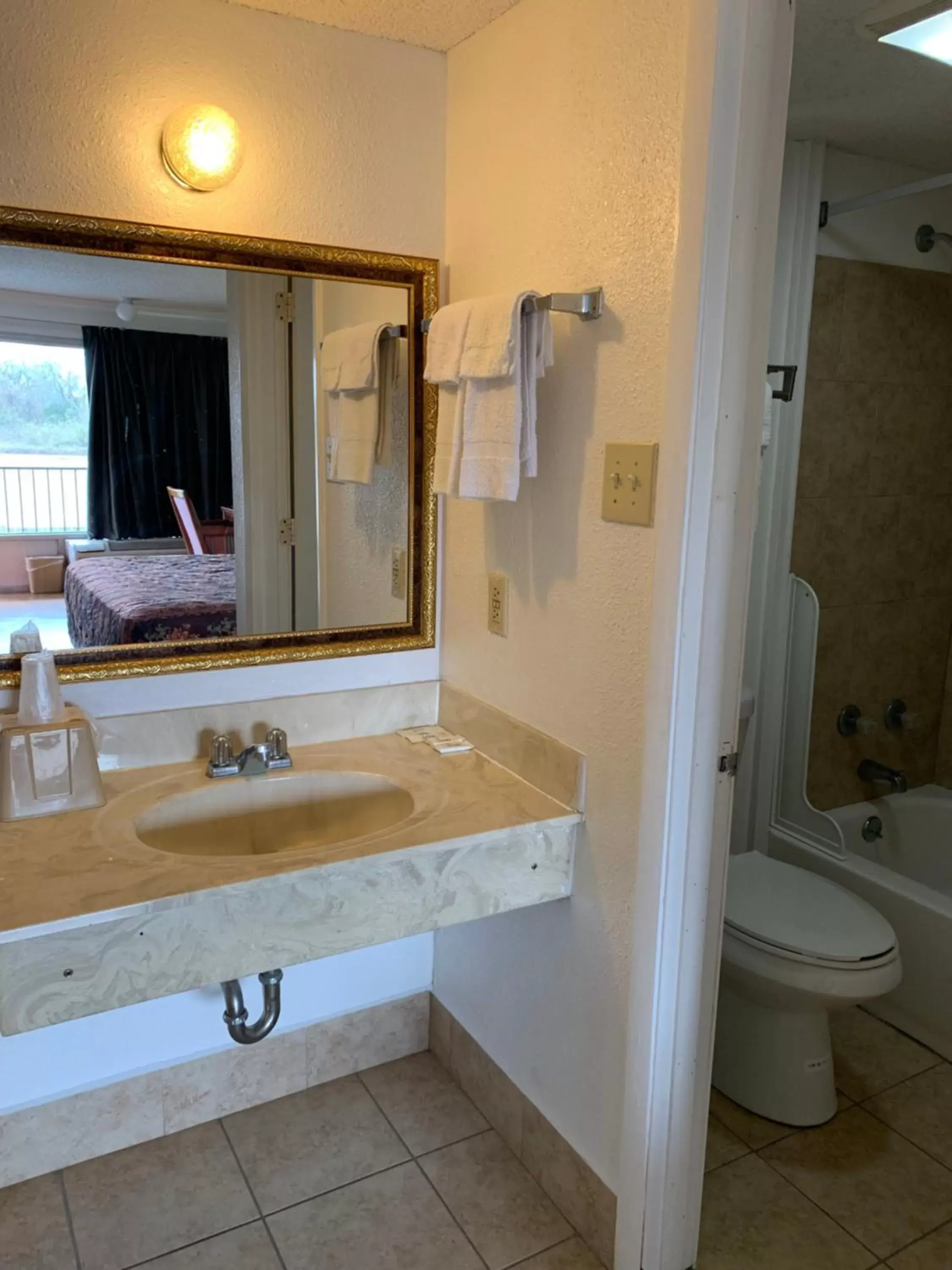Bathroom in Baton Rouge West Inn