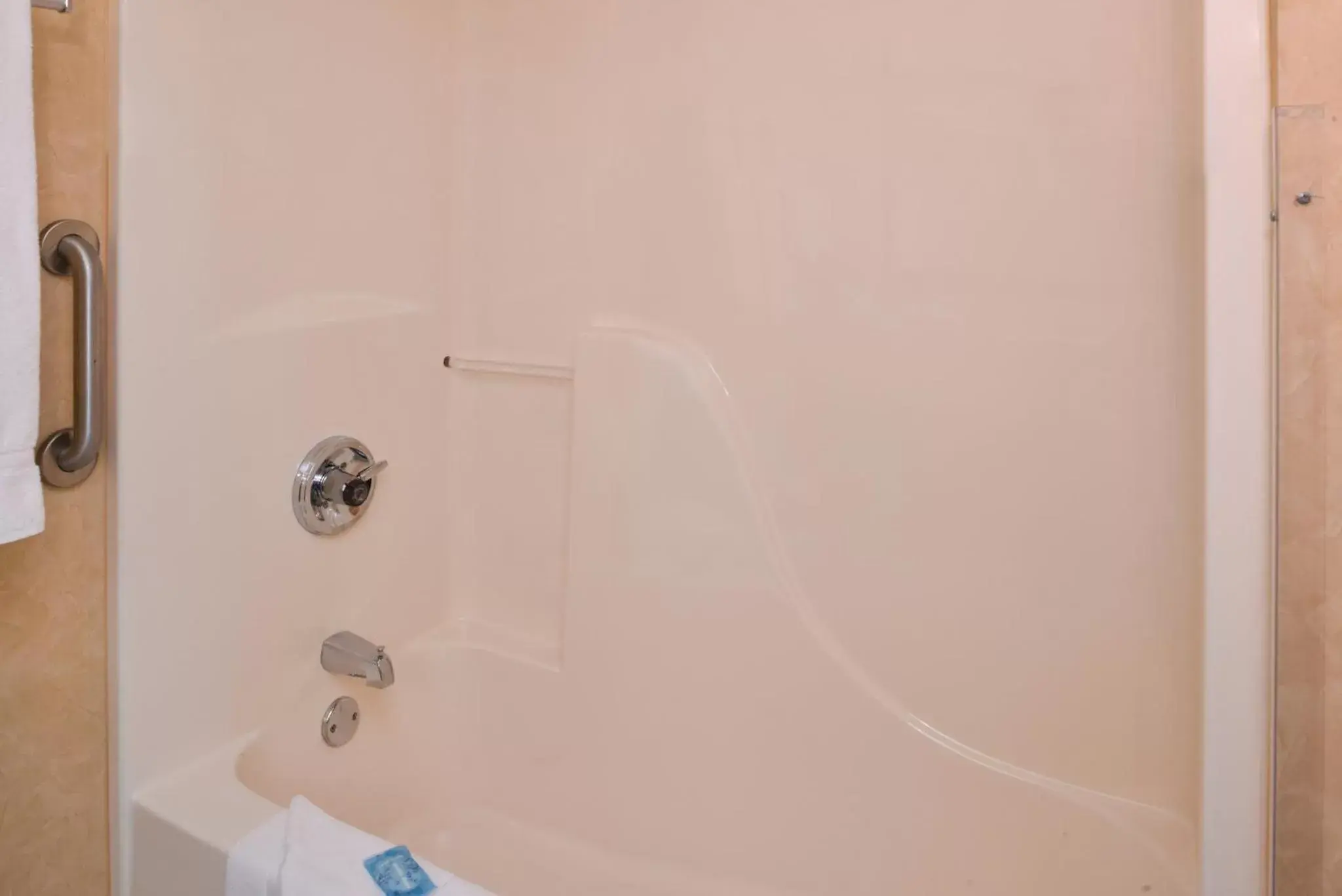 Photo of the whole room, Bathroom in Holiday Inn Express La Junta, an IHG Hotel