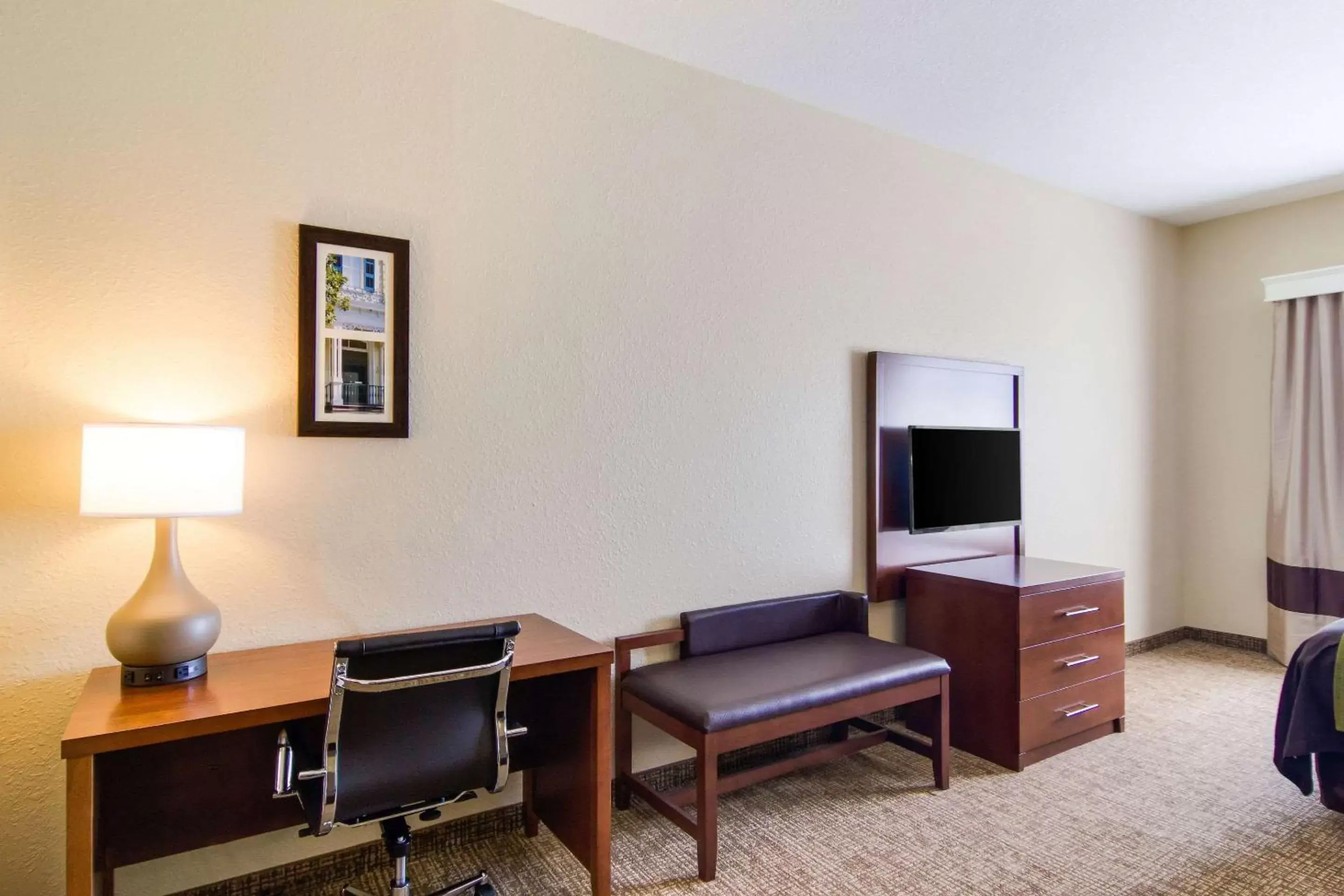 Photo of the whole room, TV/Entertainment Center in Comfort Inn Blackshear Hwy 84