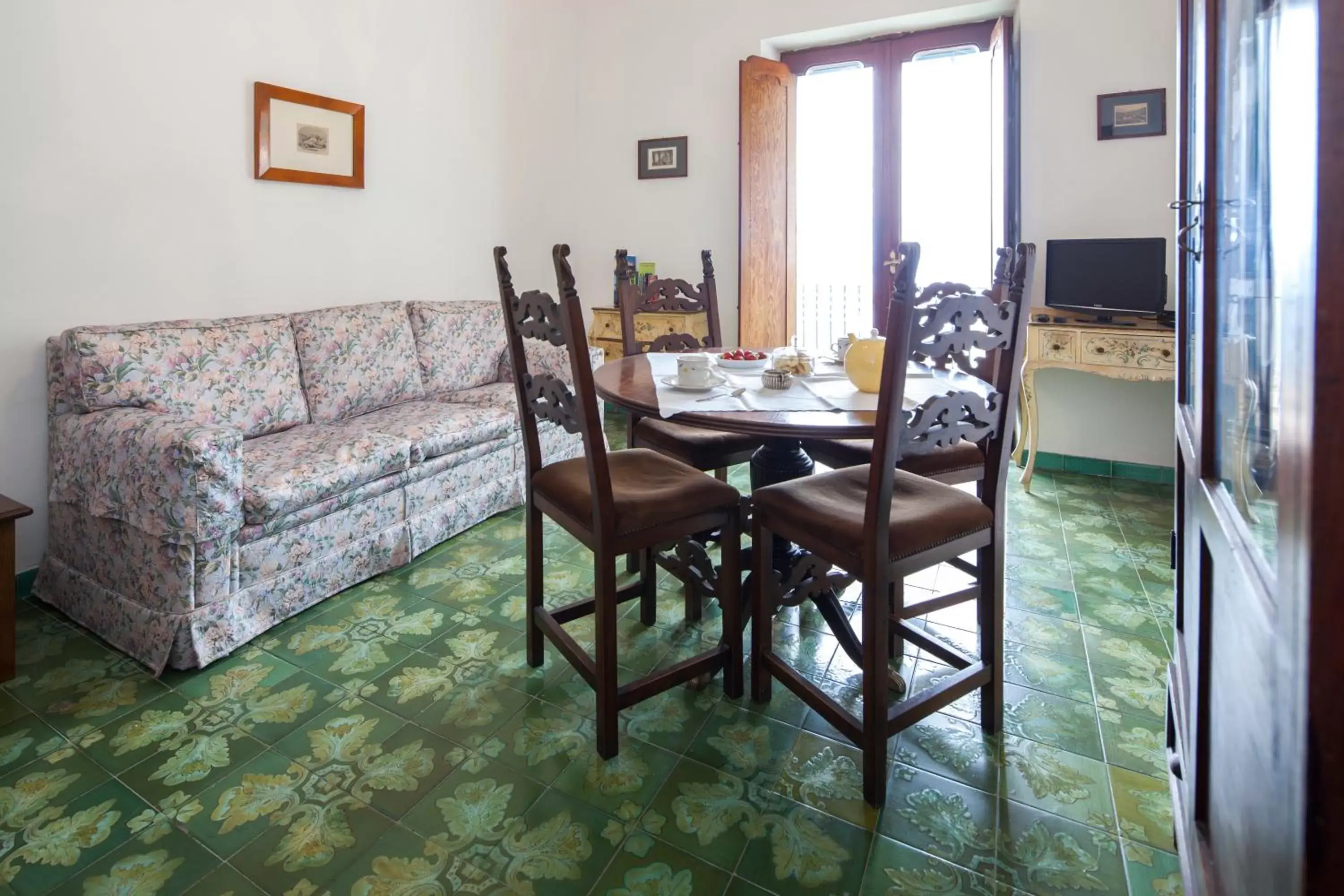 Living room, Dining Area in Casa Wanda