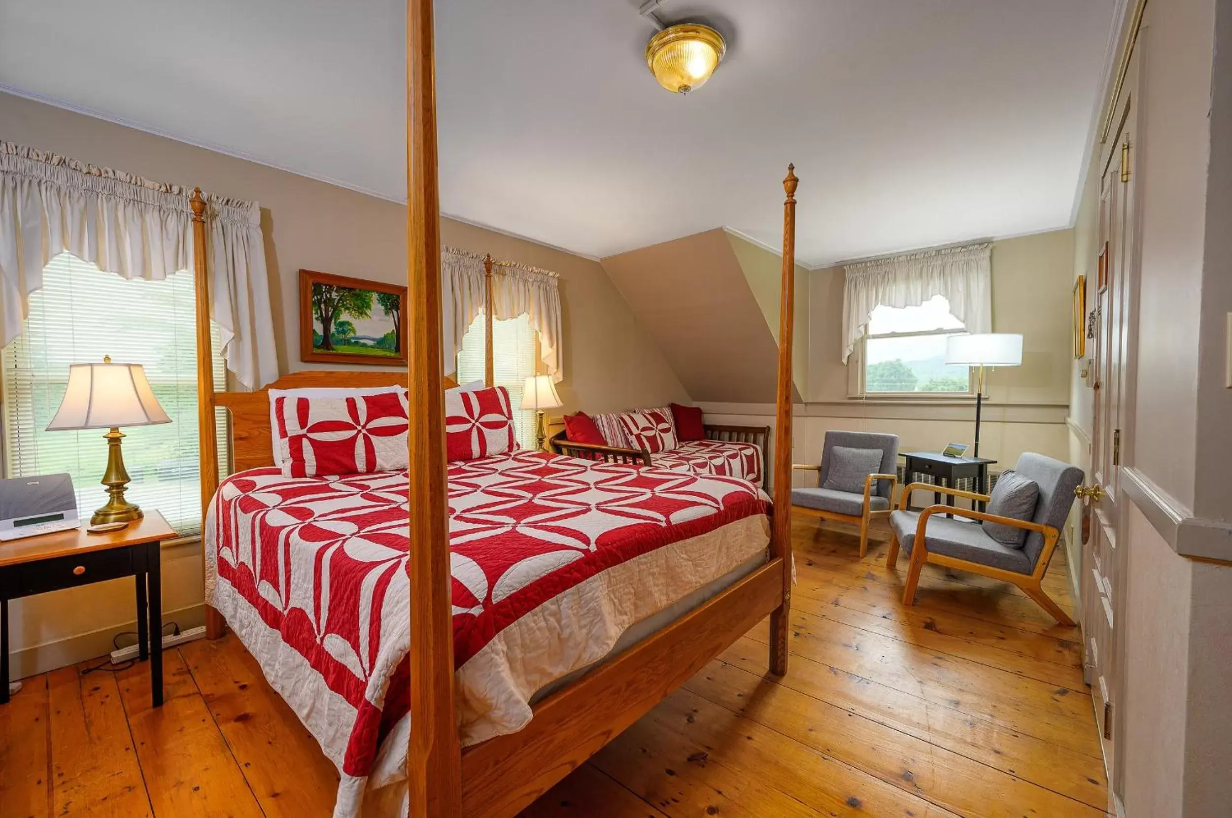 Photo of the whole room, Bed in Brass Lantern Inn