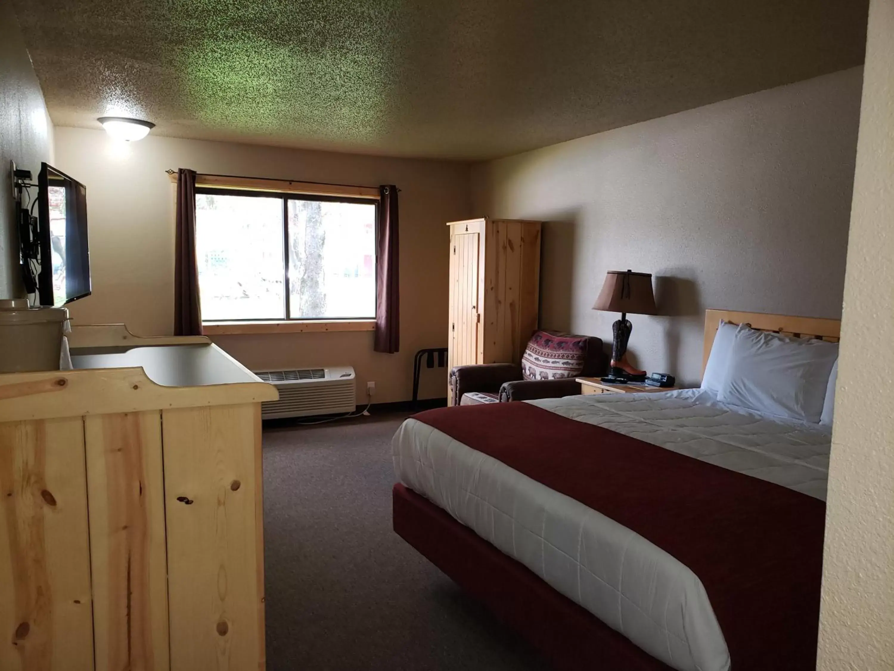 Photo of the whole room, Bed in Woodside Dells Hotel & Suites