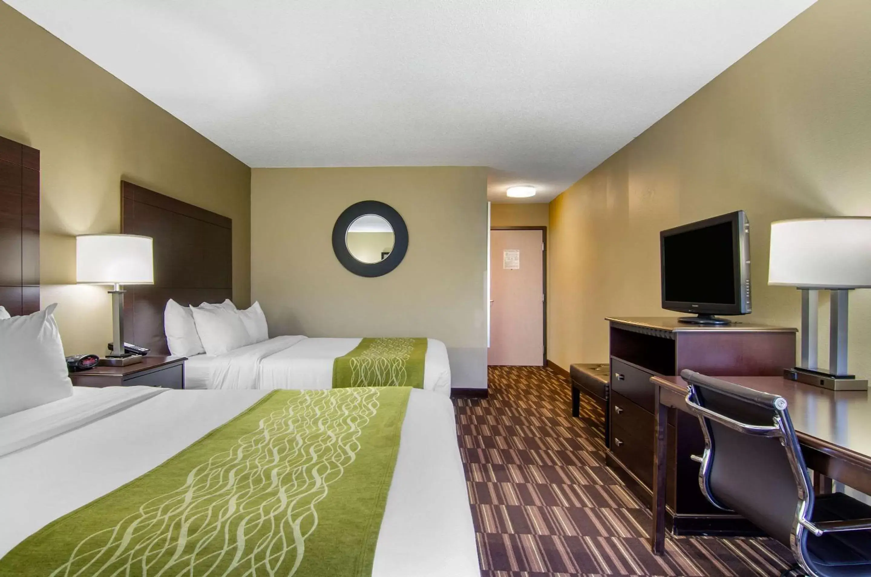 Bedroom, TV/Entertainment Center in Comfort Inn & Suites Near Worlds of Fun