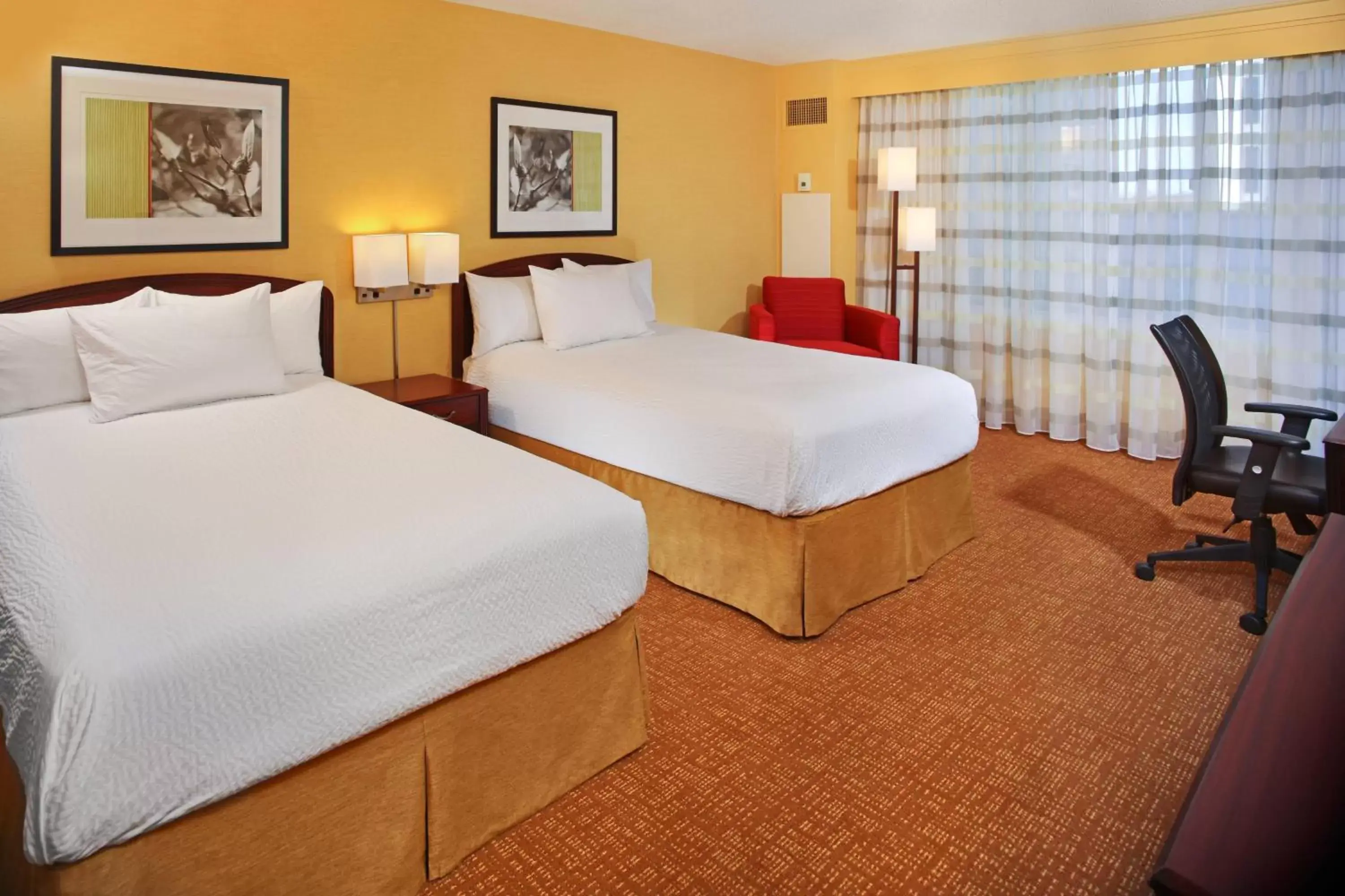 Photo of the whole room, Bed in Courtyard by Marriott Baltimore Downtown/Inner Harbor