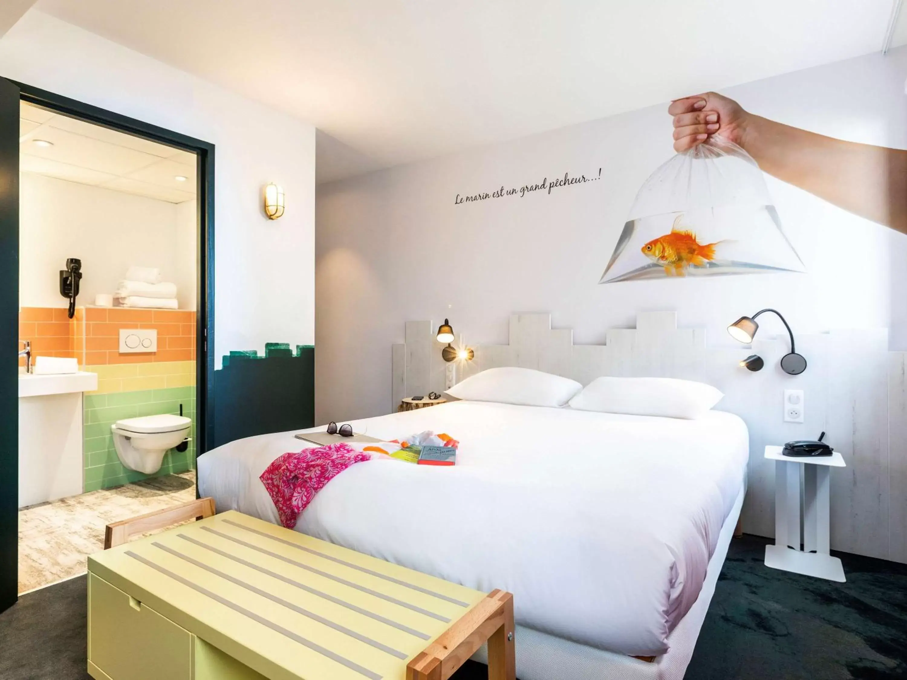 Photo of the whole room in ibis Styles Thonon-les-Bains