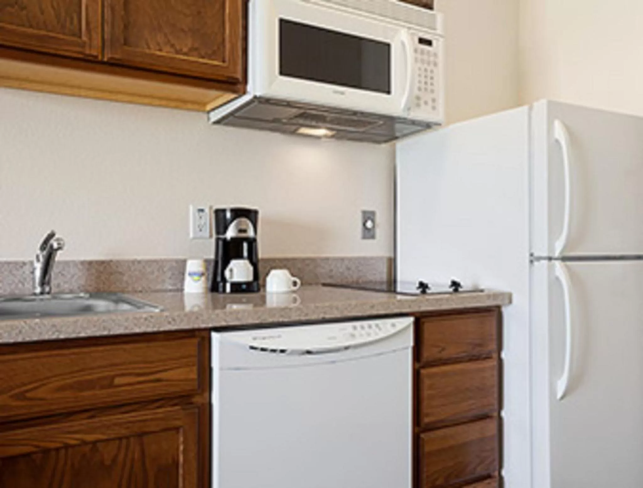 Kitchen or kitchenette in Days Inn & Suites by Wyndham Columbus NE