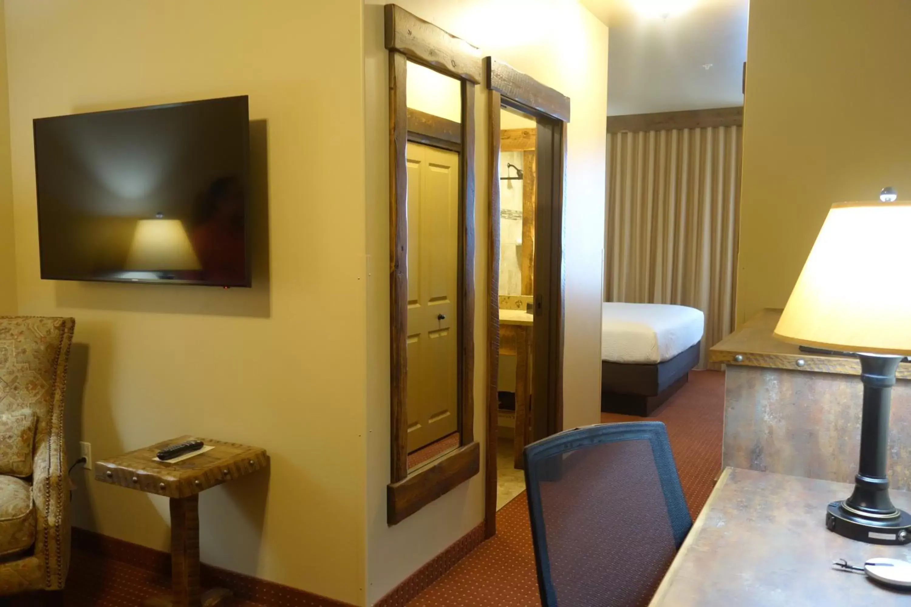 Bedroom, Bathroom in Glacier International Lodge