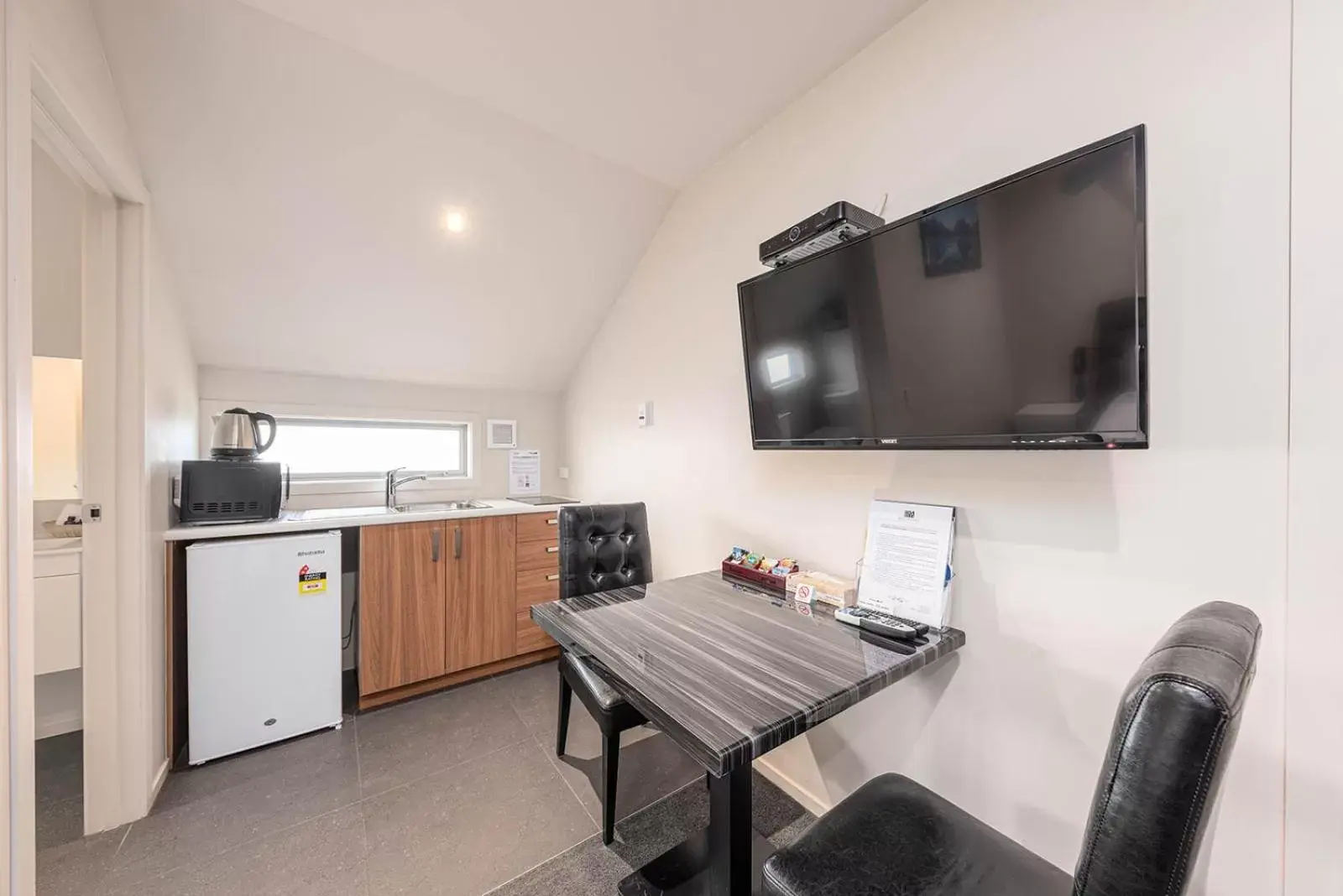 Kitchen or kitchenette, TV/Entertainment Center in 311 Motel Riccarton