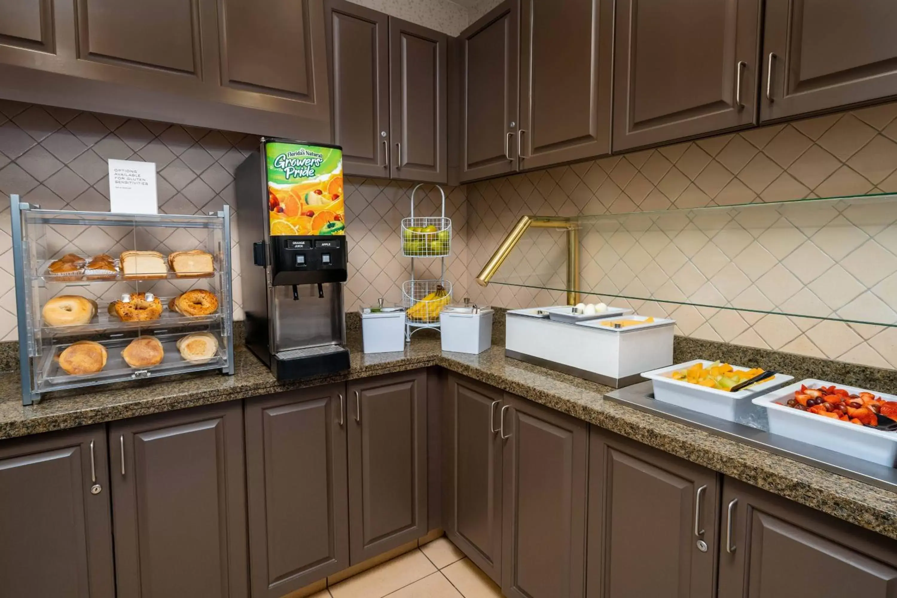 Breakfast, Kitchen/Kitchenette in Residence Inn by Marriott Corona Riverside