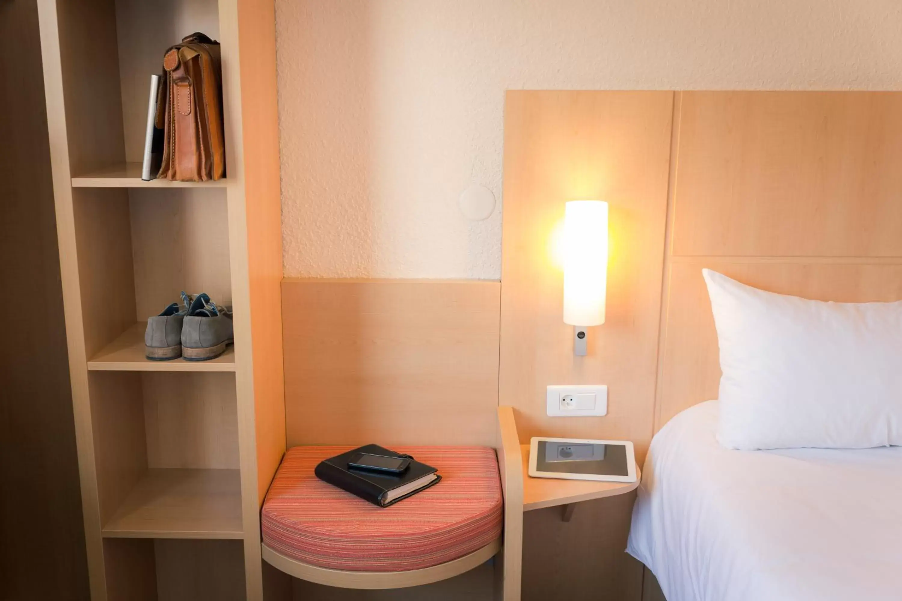 Bedroom, Bed in ibis Grenoble Gare