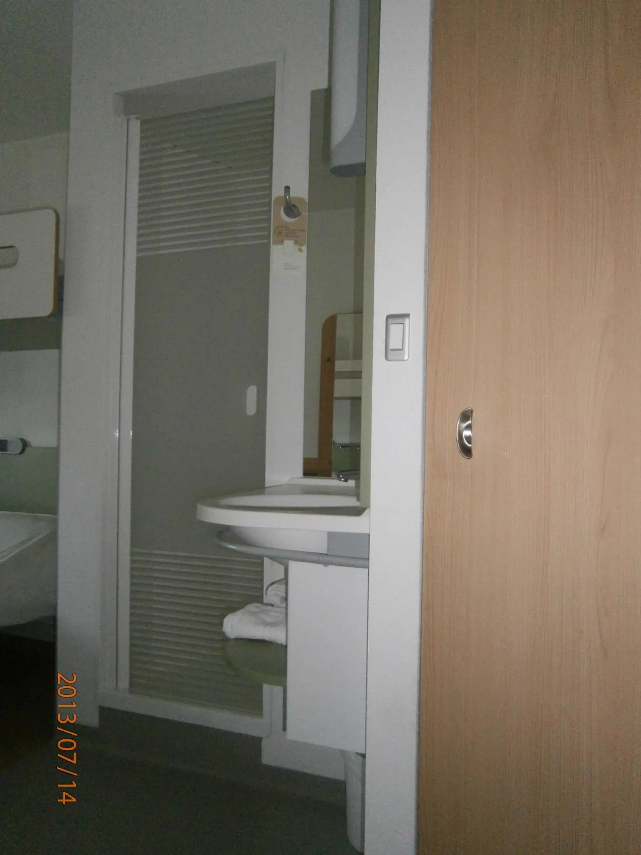 Bathroom in ibis budget Tours Nord