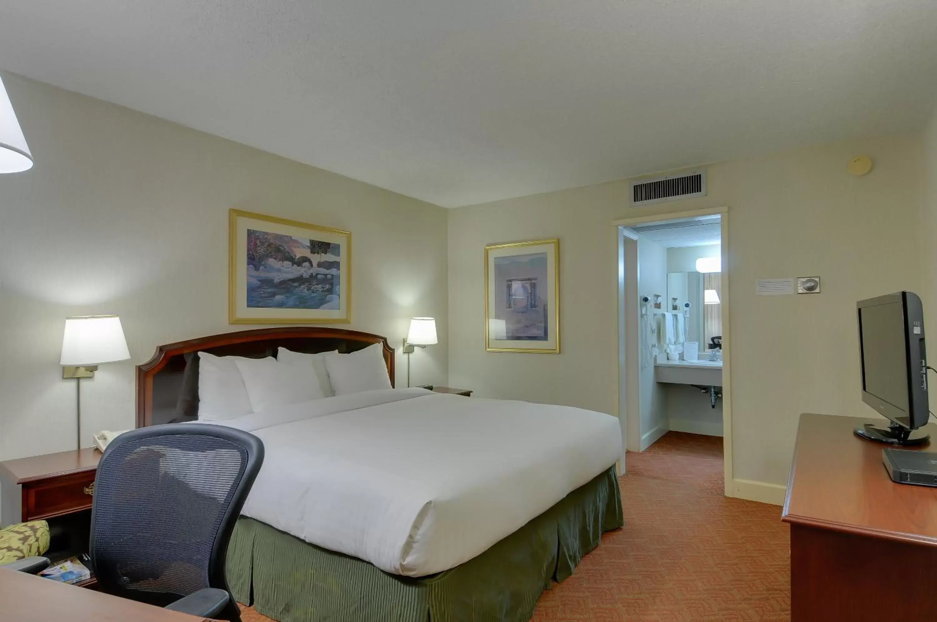 Photo of the whole room, Bed in Vagabond Inn Executive SFO