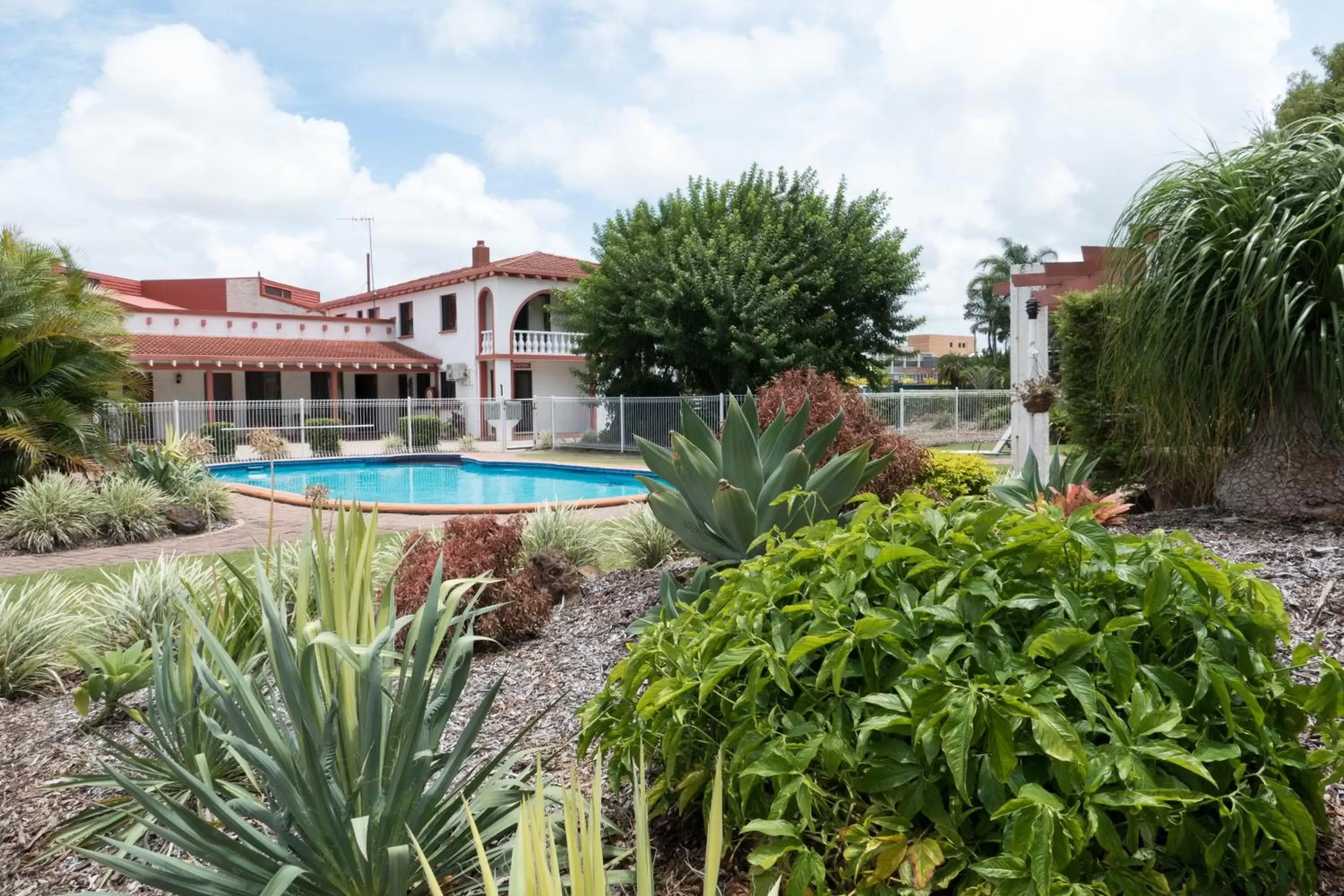 Garden, Swimming Pool in Bundaberg Spanish Motor Inn