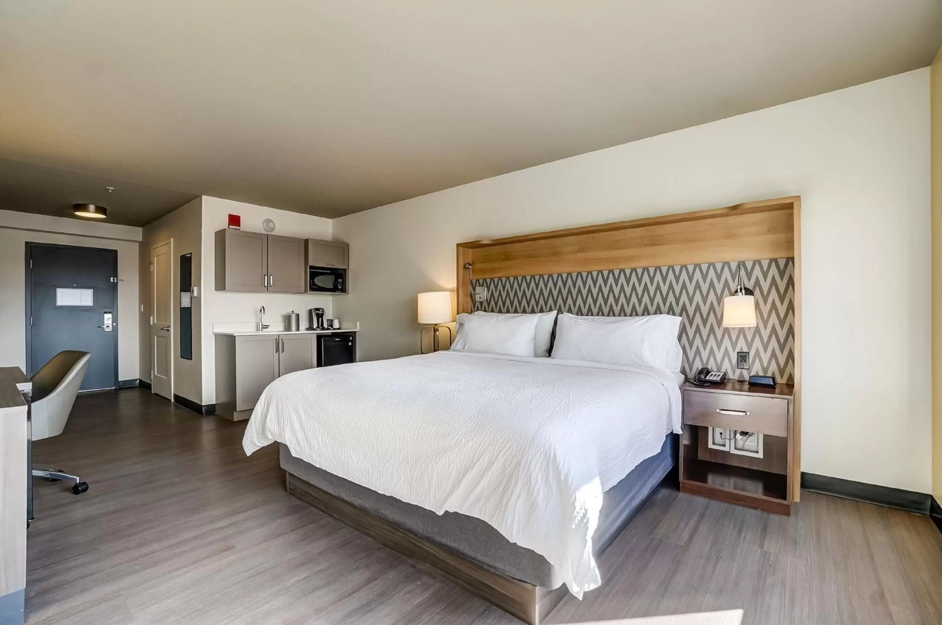 Photo of the whole room, Bed in Holiday Inn Gatineau - Ottawa by IHG