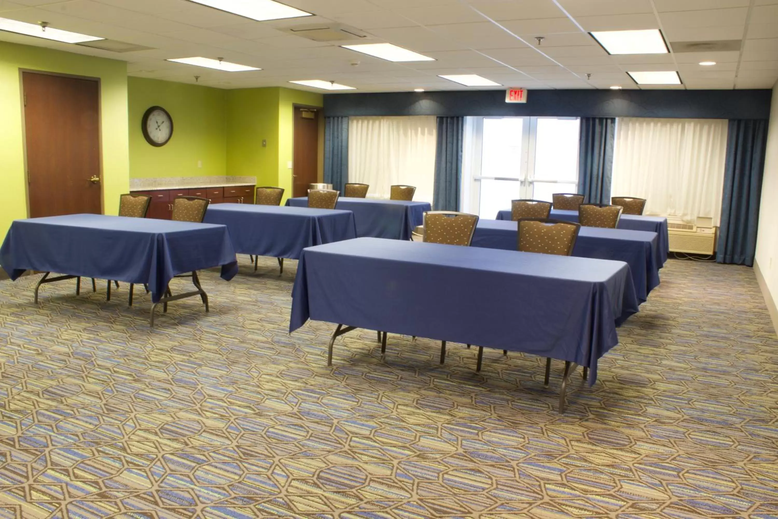 Meeting/conference room in Holiday Inn Express Hotel & Suites-St. Paul, an IHG Hotel