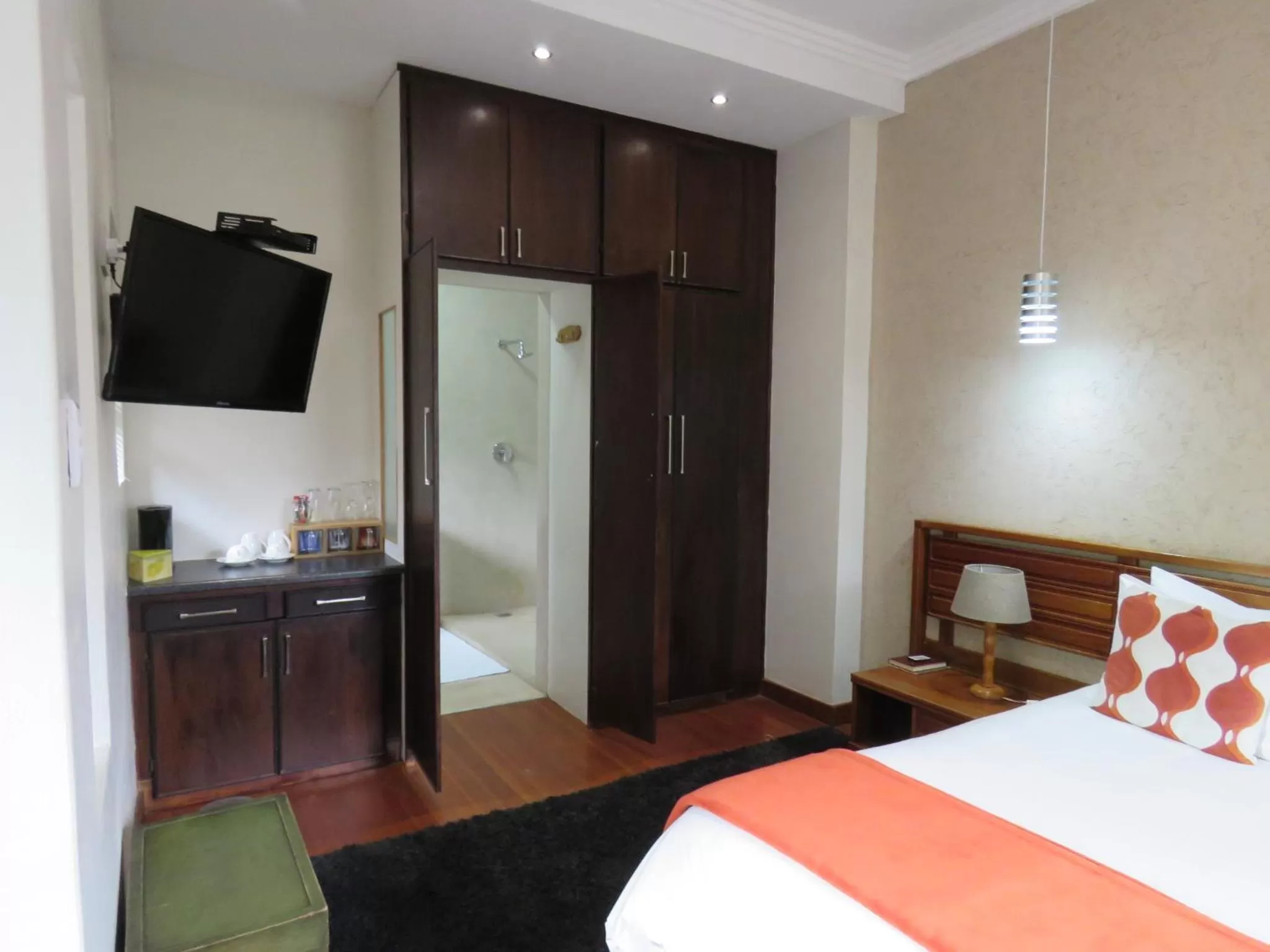 Bathroom, Bed in Jedidja Bed and Breakfast