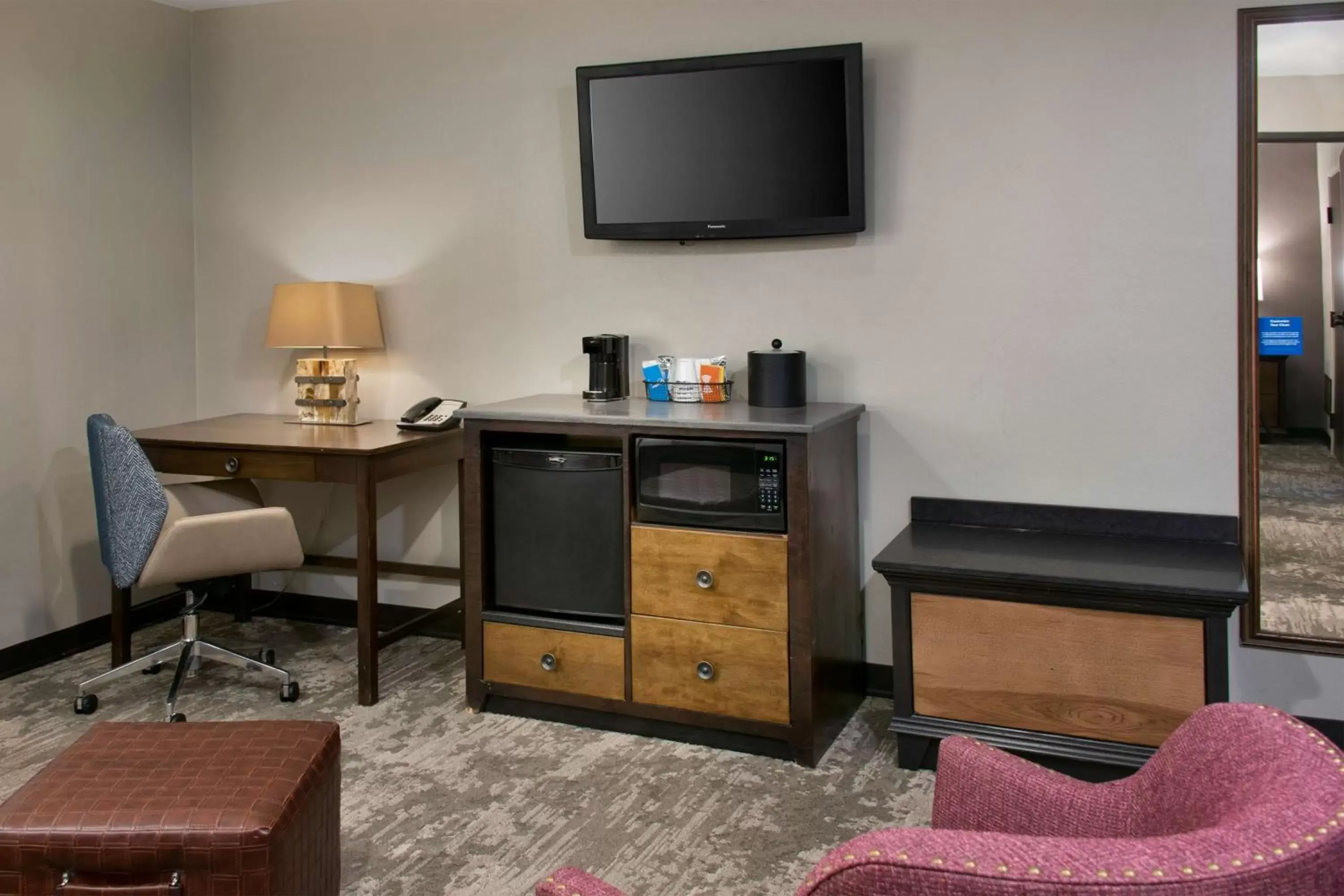 Bedroom, TV/Entertainment Center in Hampton Inn Jackson Hole