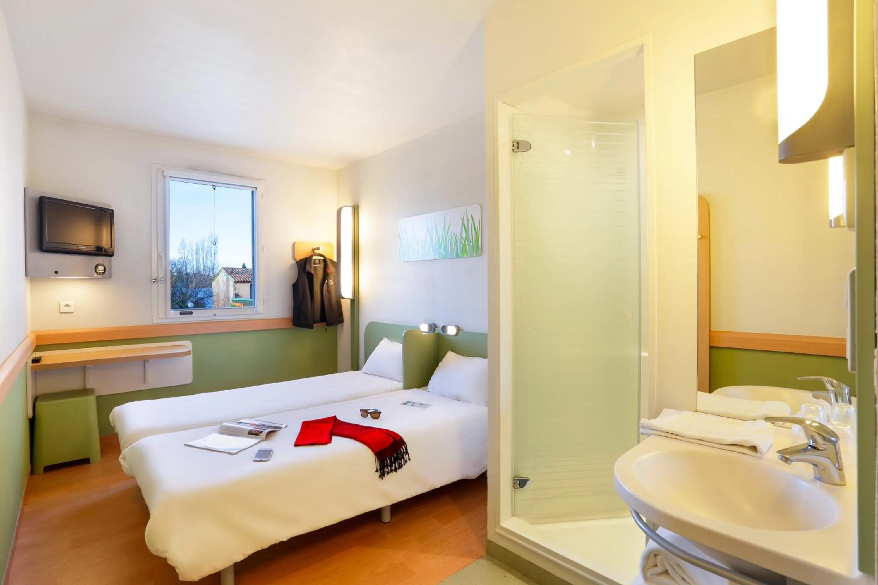 Bathroom, Bed in Ibis Budget Vélizy