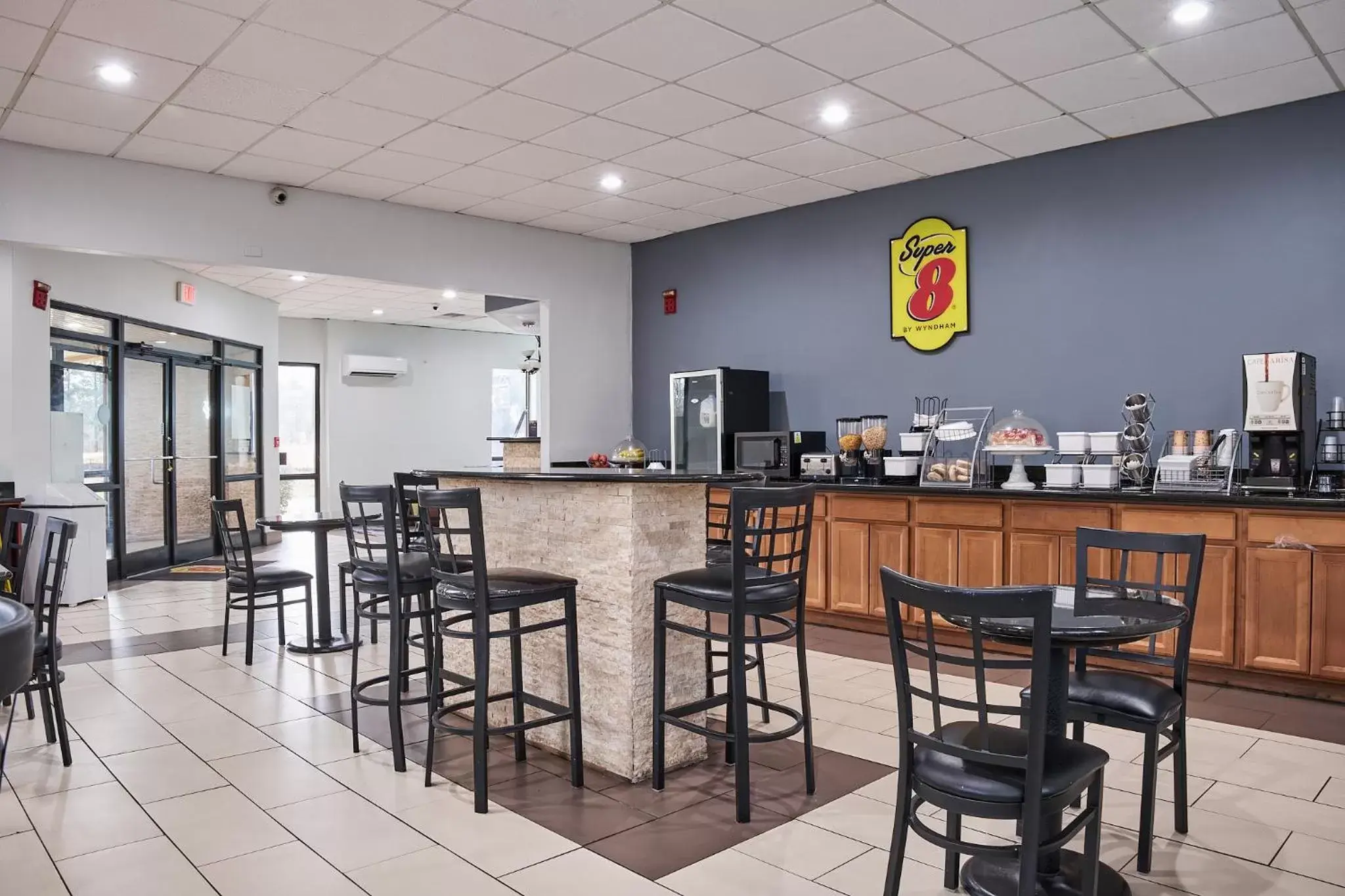 Coffee/tea facilities, Restaurant/Places to Eat in Super 8 by Wyndham Garysburg/Roanoke Rapids
