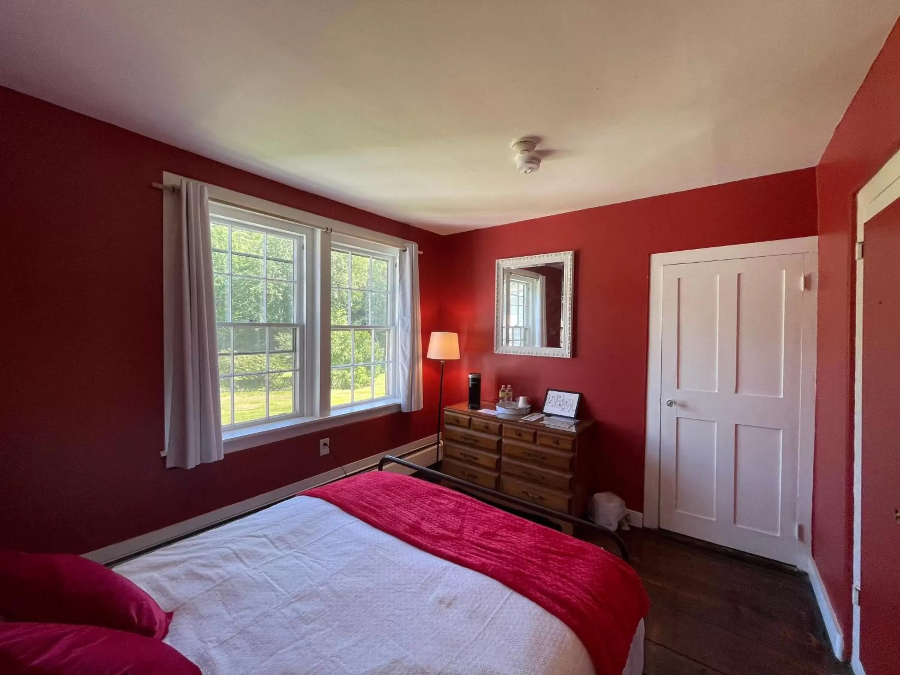 Photo of the whole room, Bed in Stone Hearth Inn and Eatery